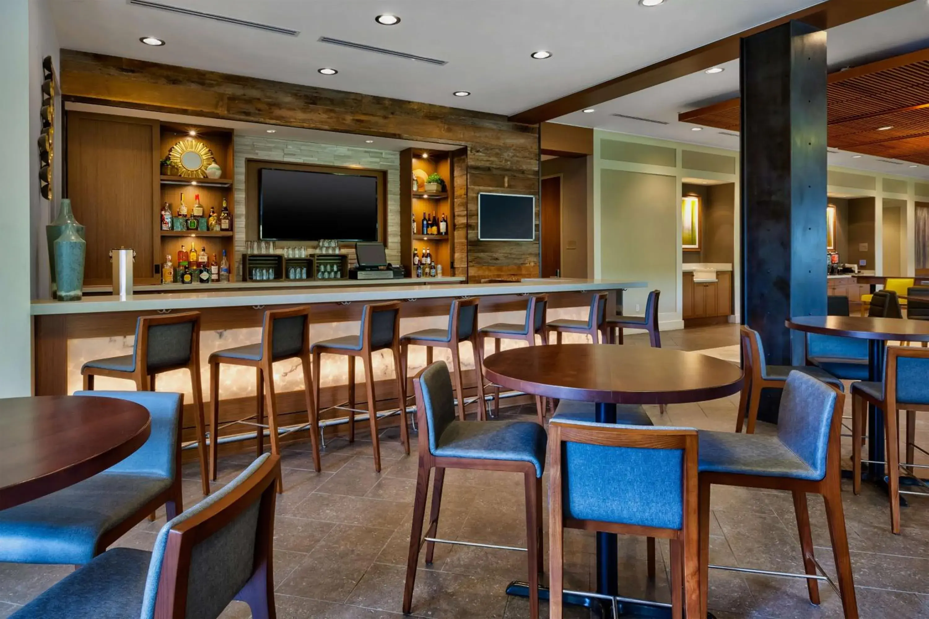 Lounge or bar in Homewood Suites by Hilton Pittsburgh Downtown Lounge or bar in Homewood Suites by Hilton Pittsburgh Downtown