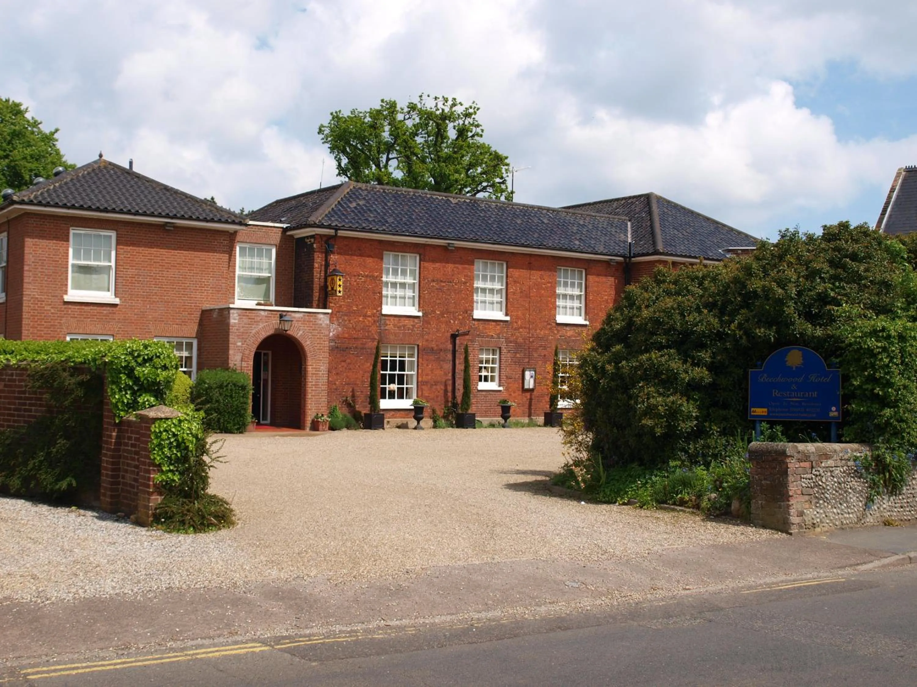 Facade/entrance in Beechwood Hotel