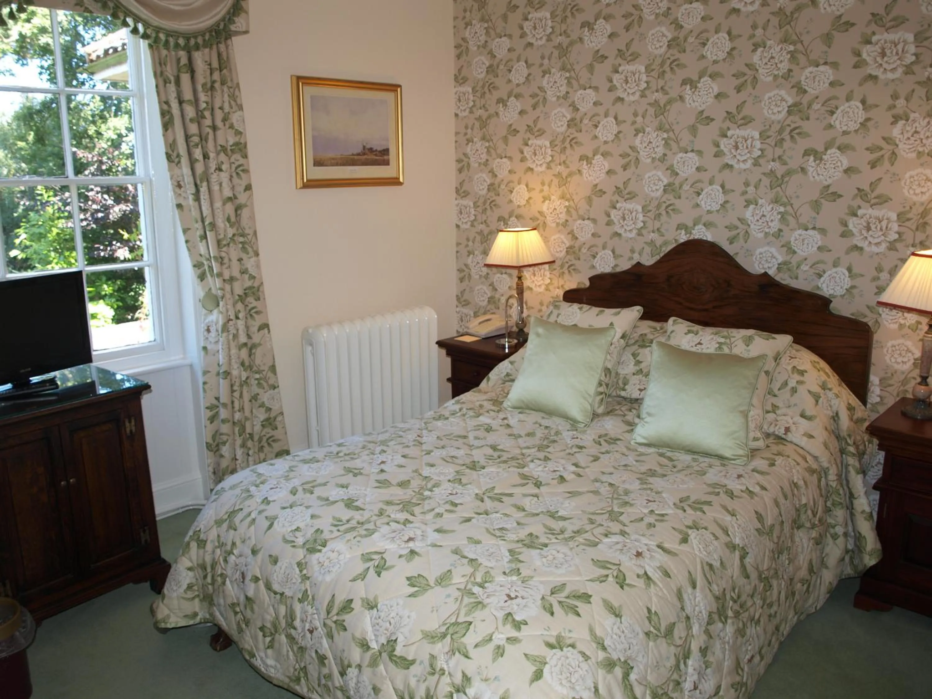 Bed in Beechwood Hotel