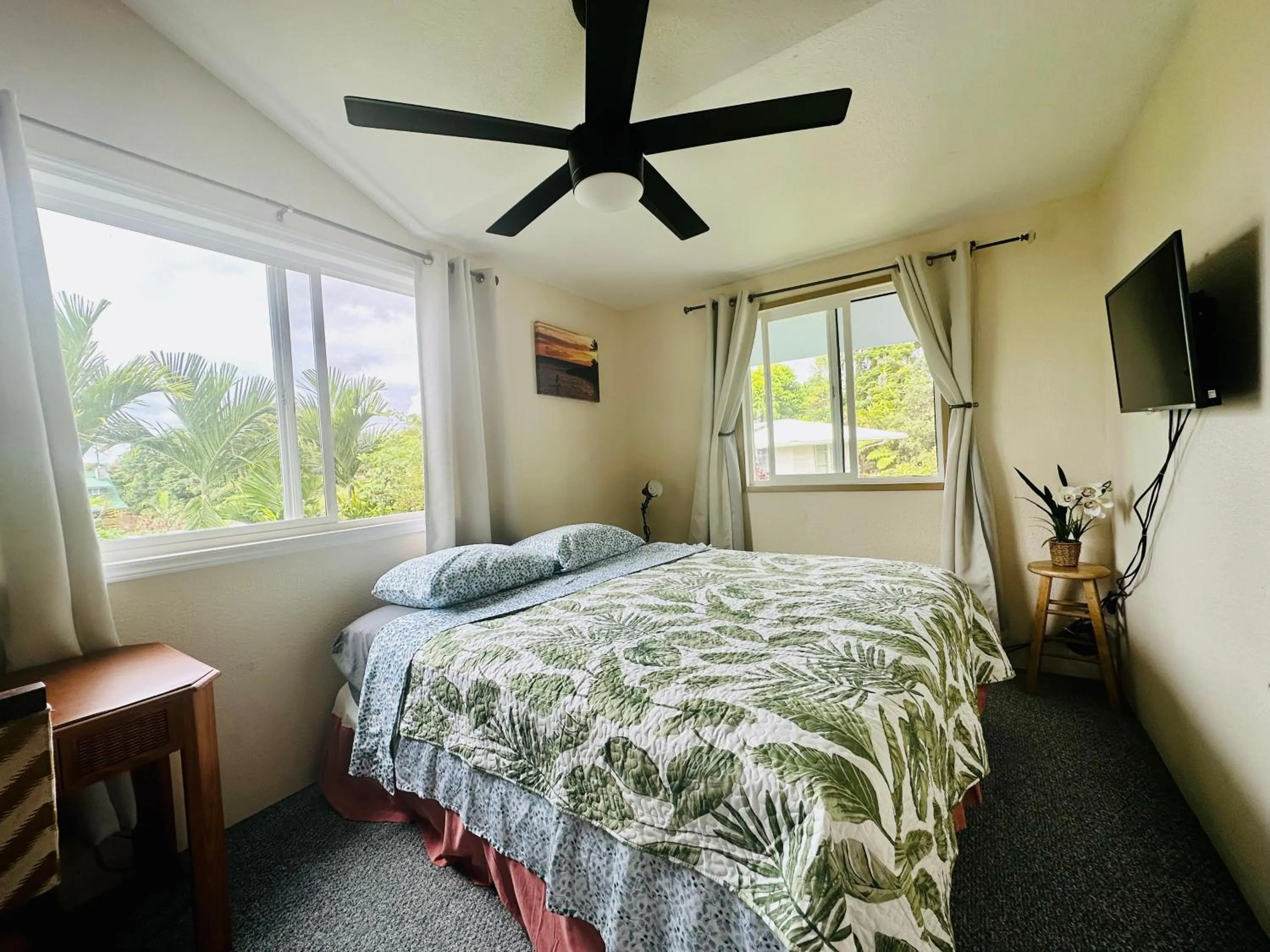 Bed in Hawaiian Ohana Home