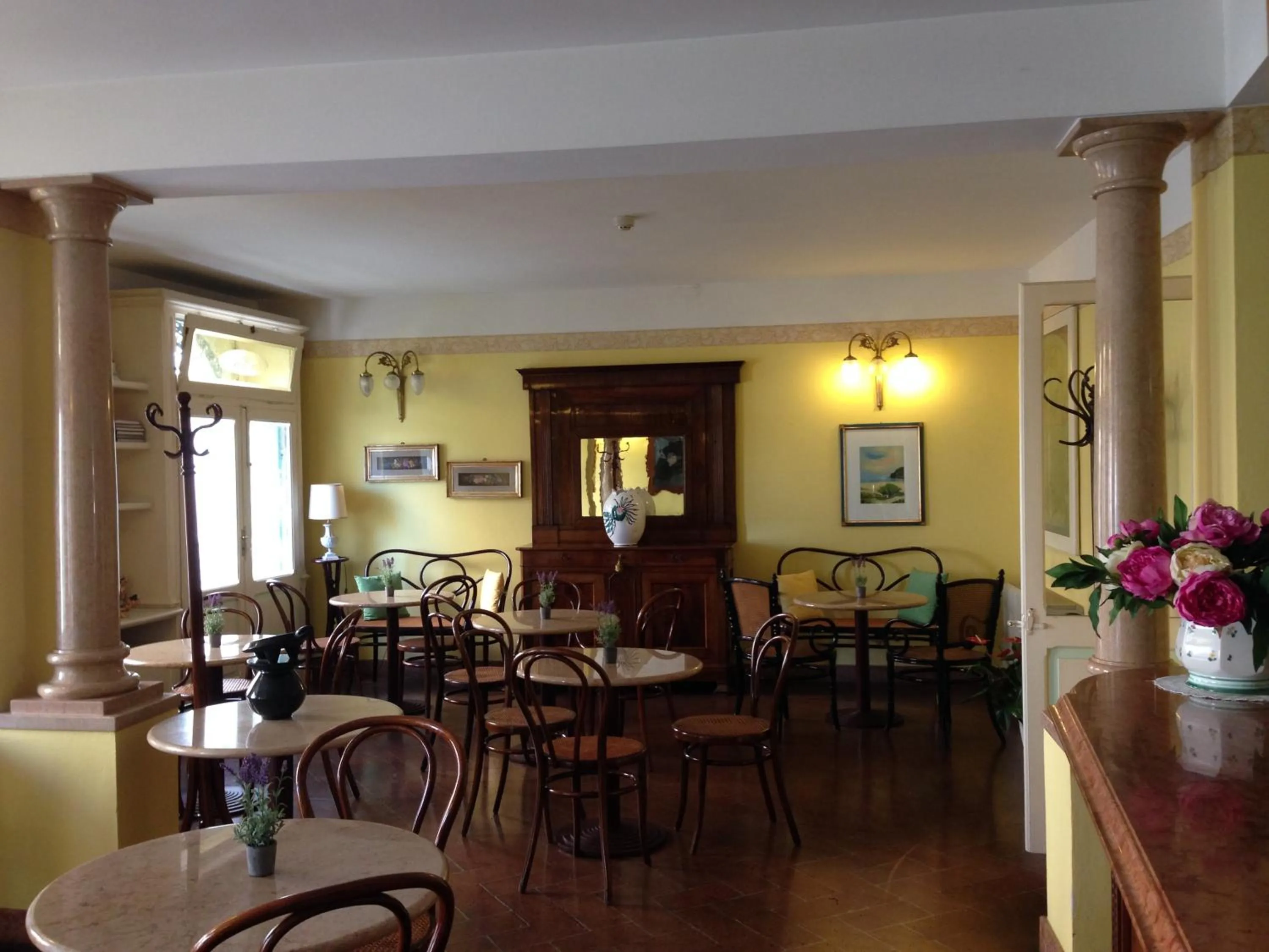 Lounge or bar in Hotel San Genesio