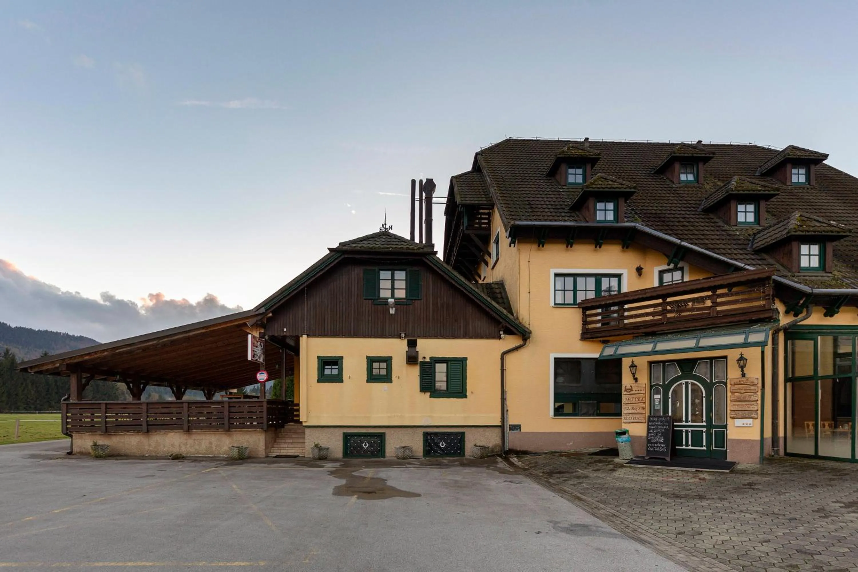 Property building in Hotel Burger Veniše