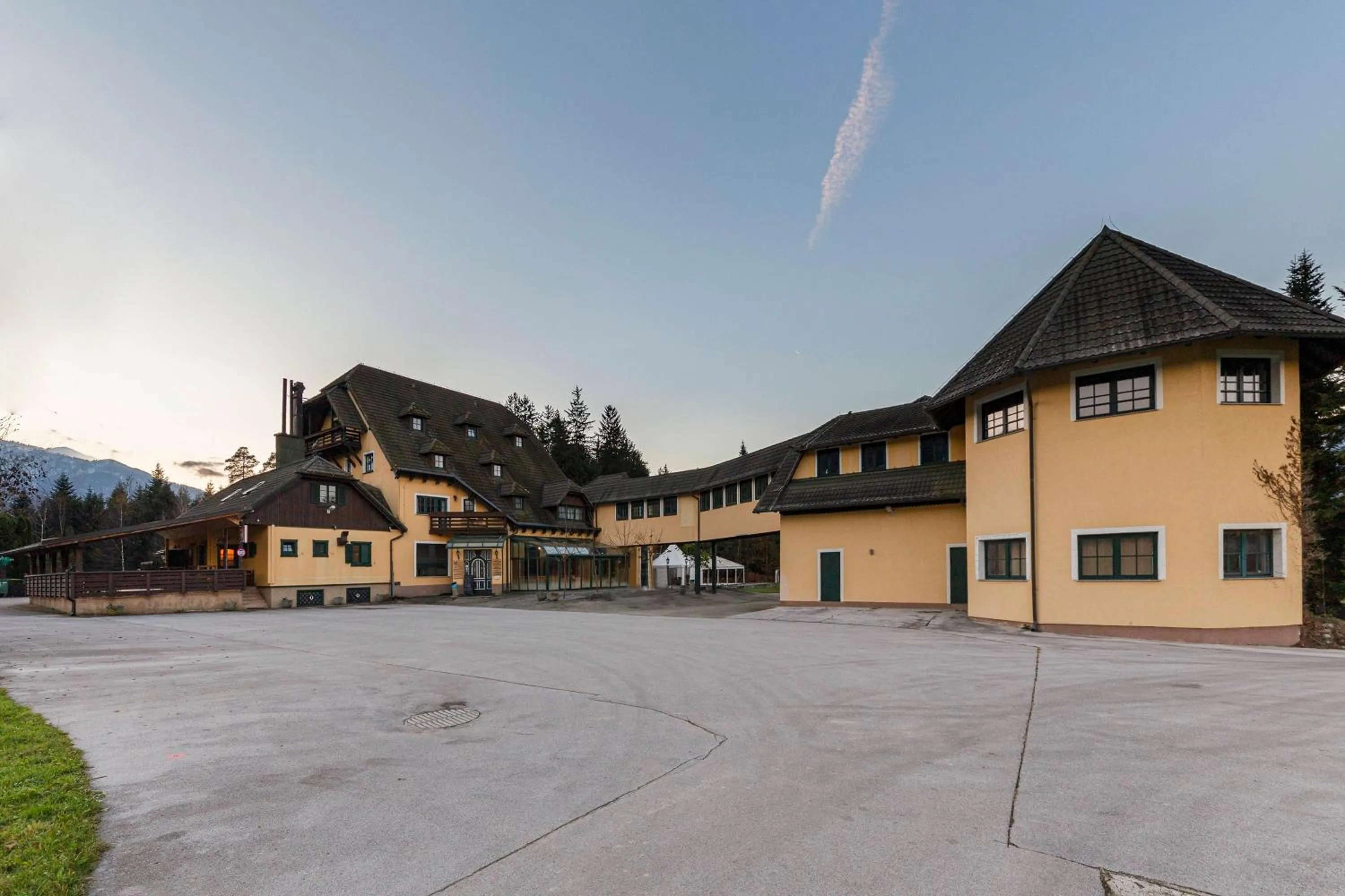 Property building in Hotel Burger Veniše