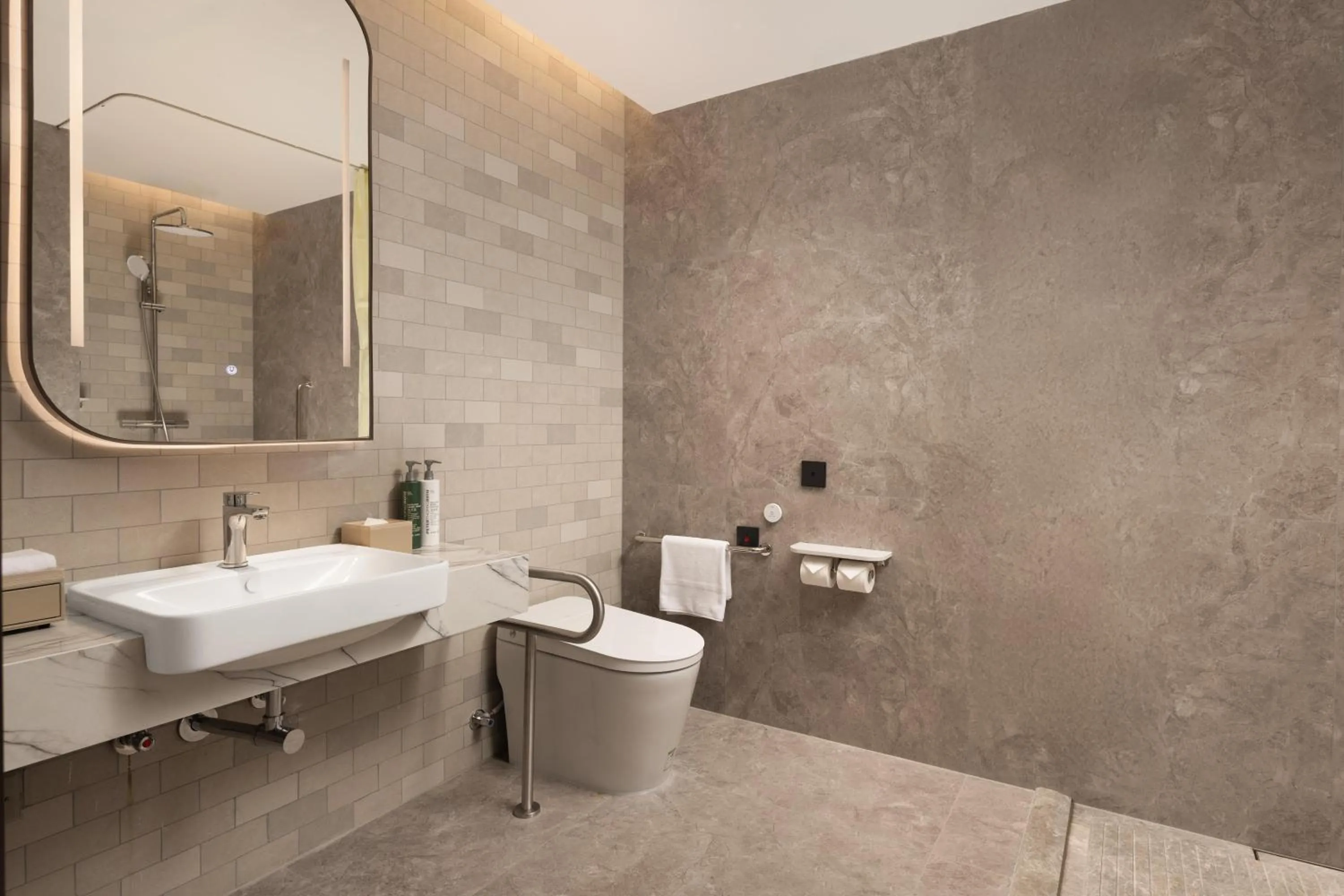 Bathroom in Hilton Garden Inn Xishuangbanna Gasa Airport