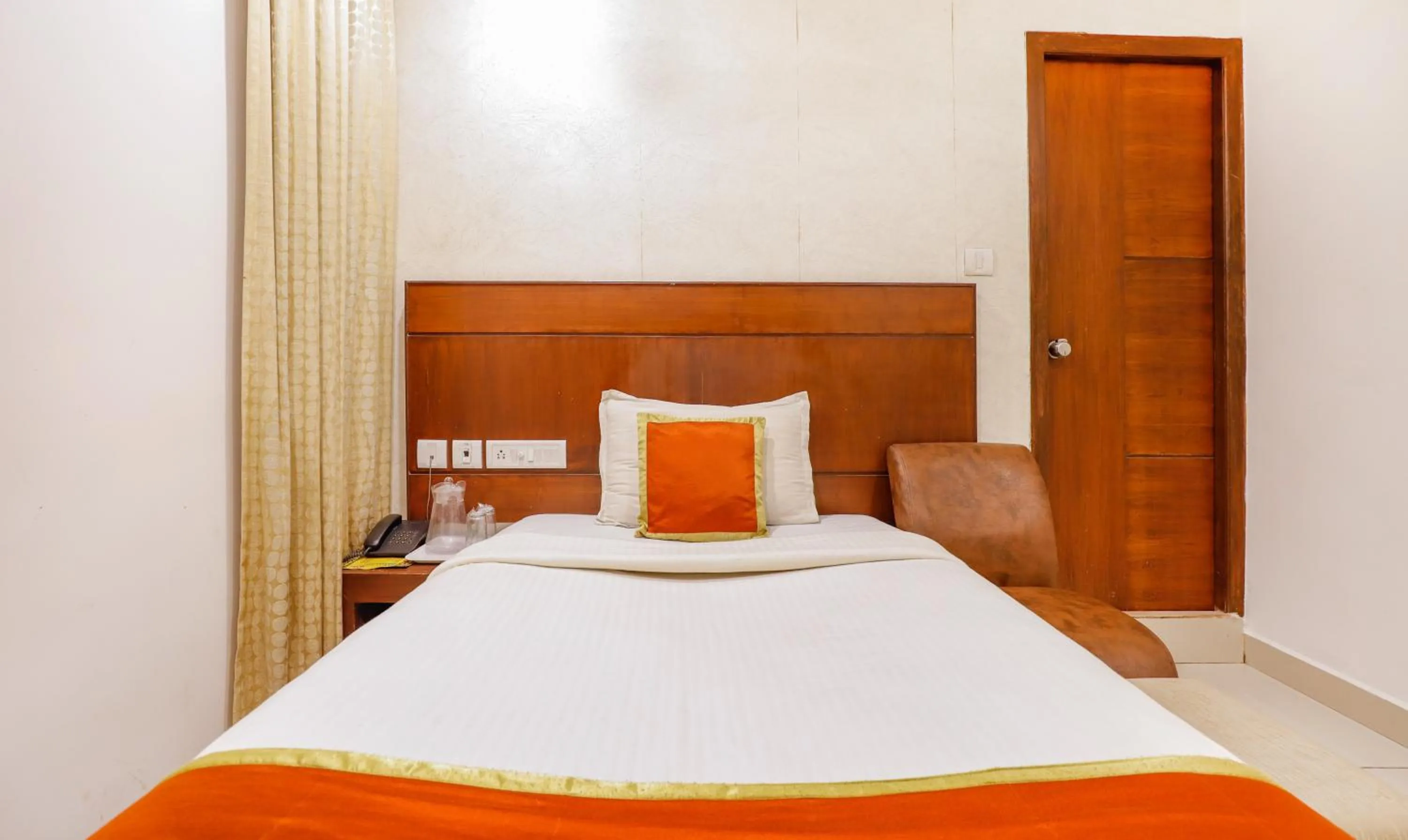 Bed in The Mount City Near US Consulate