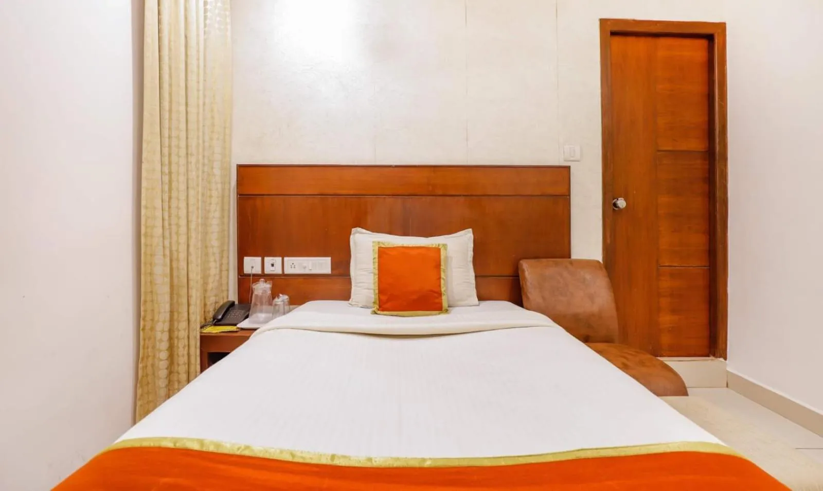 Bed in The Mount City Near US Consulate