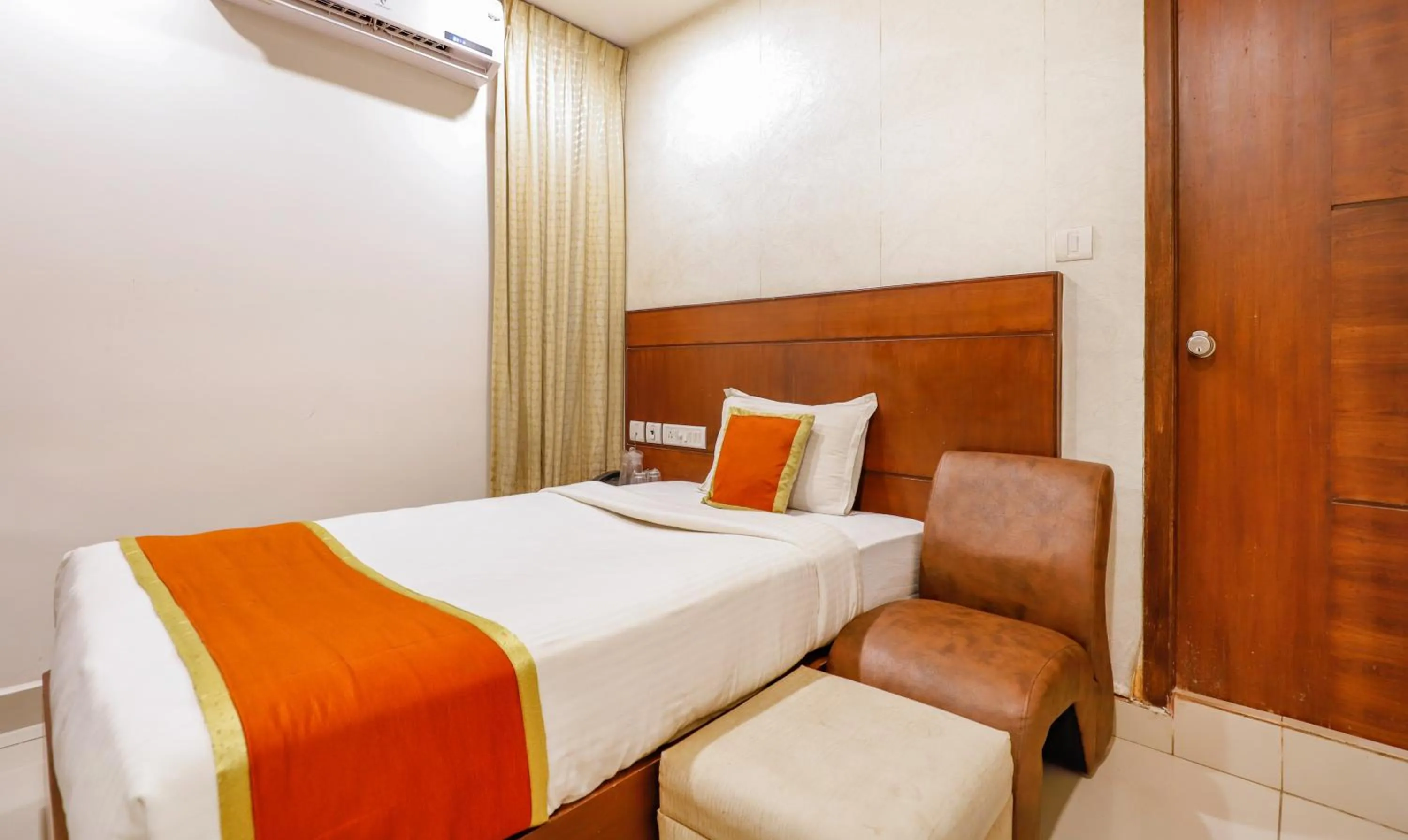 Bed in The Mount City Near US Consulate