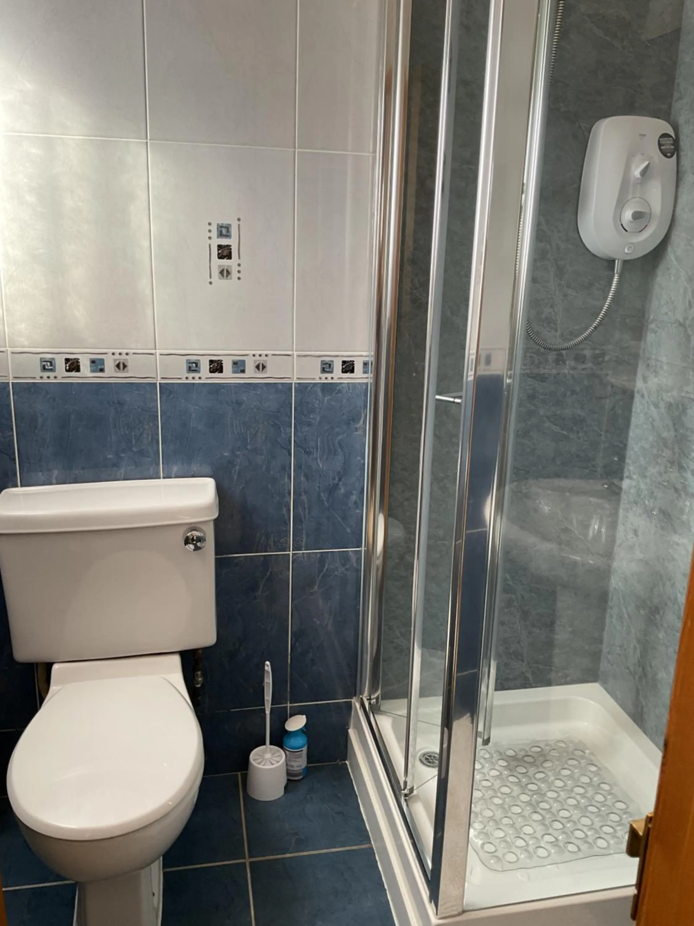 Bathroom in The Old Smiddy Cottage and Apartment