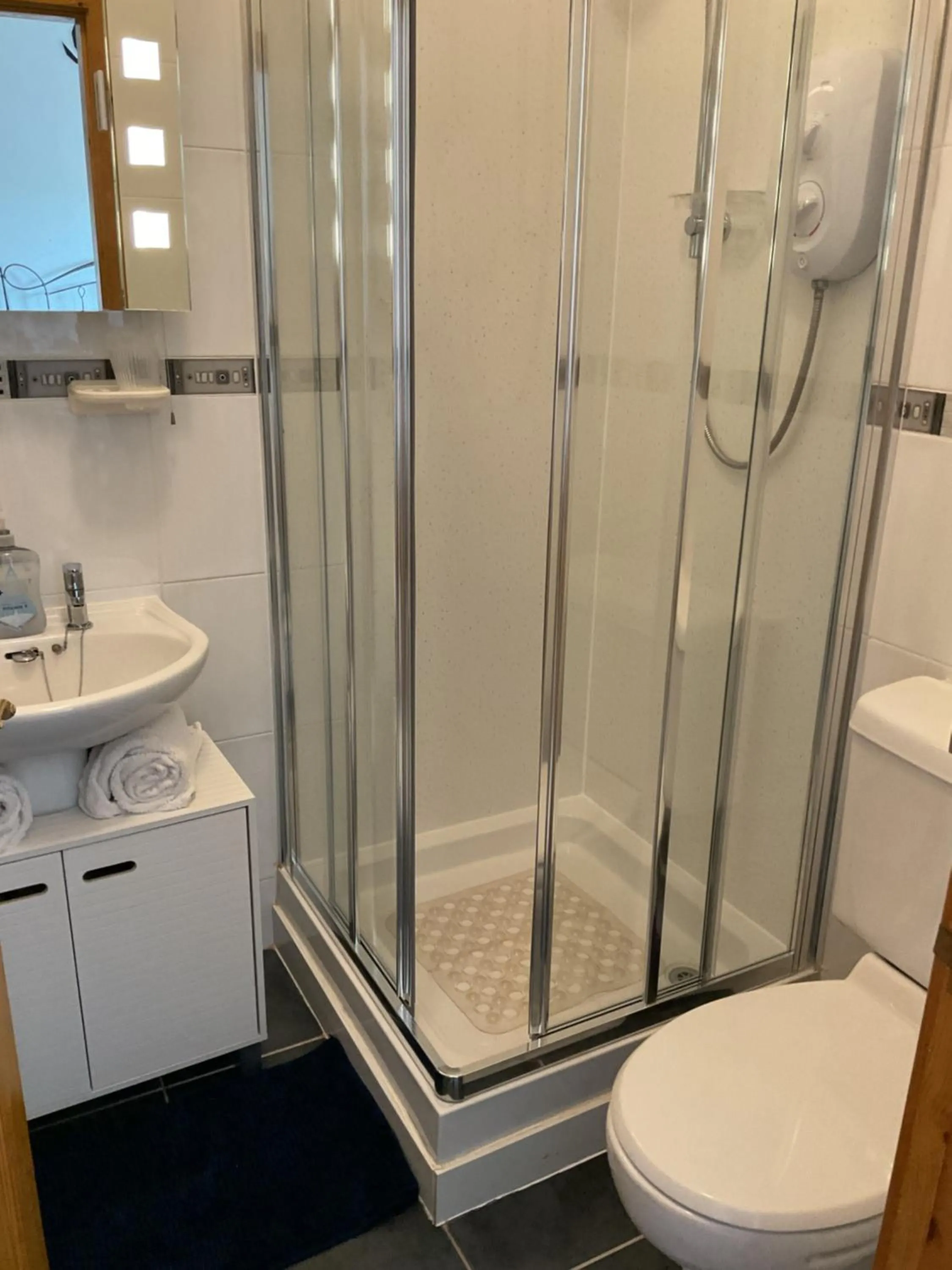 Shower in The Old Smiddy Cottage and Apartment