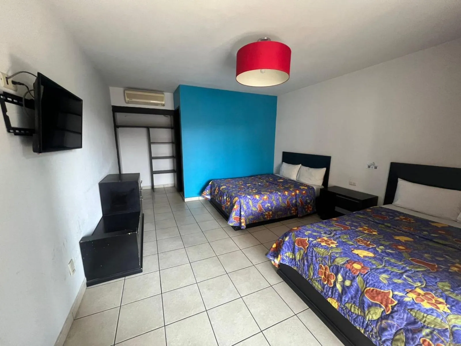 TV and multimedia, Bed in Hotel Suites del Real