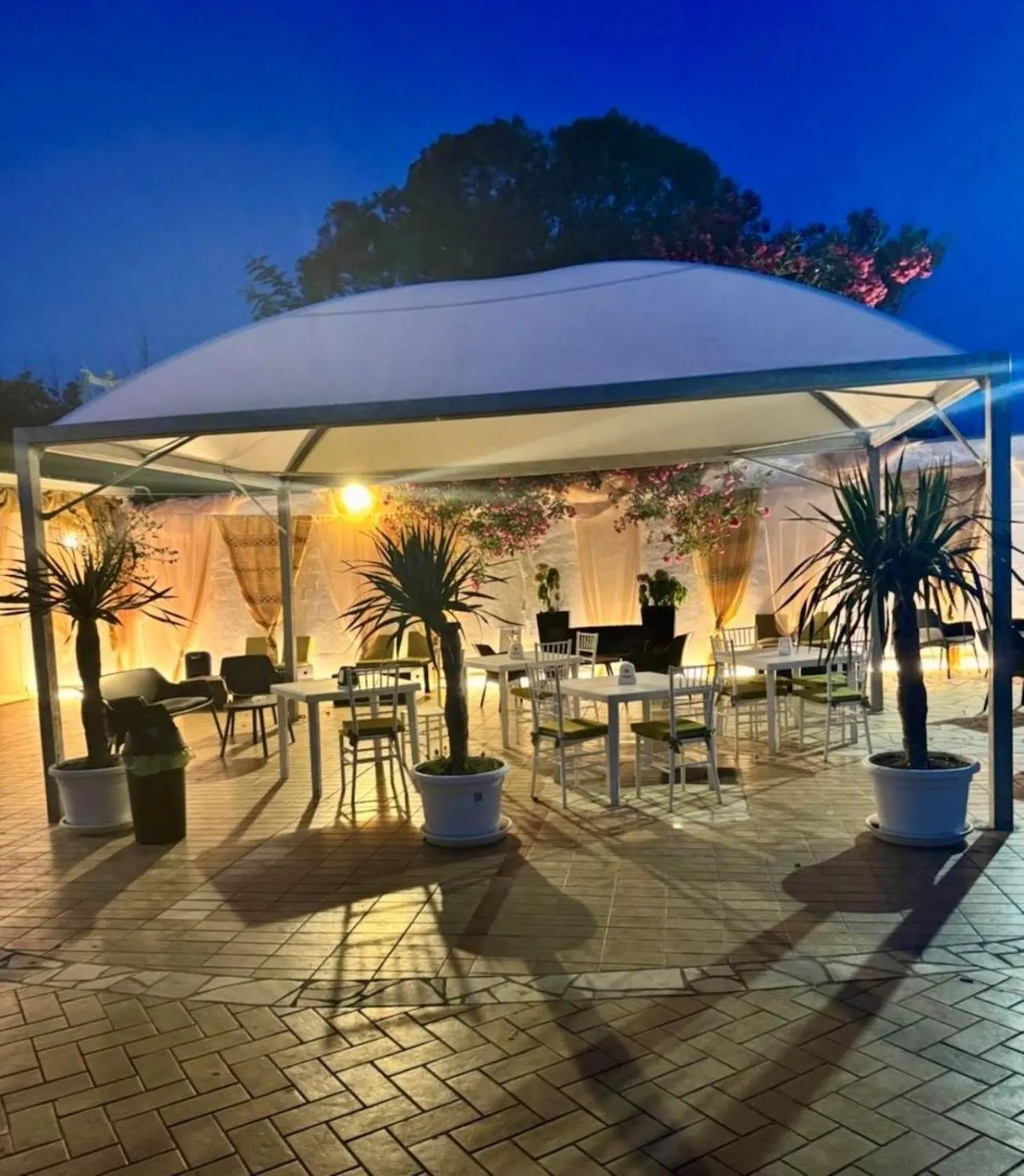 Patio in Regent Beachotel