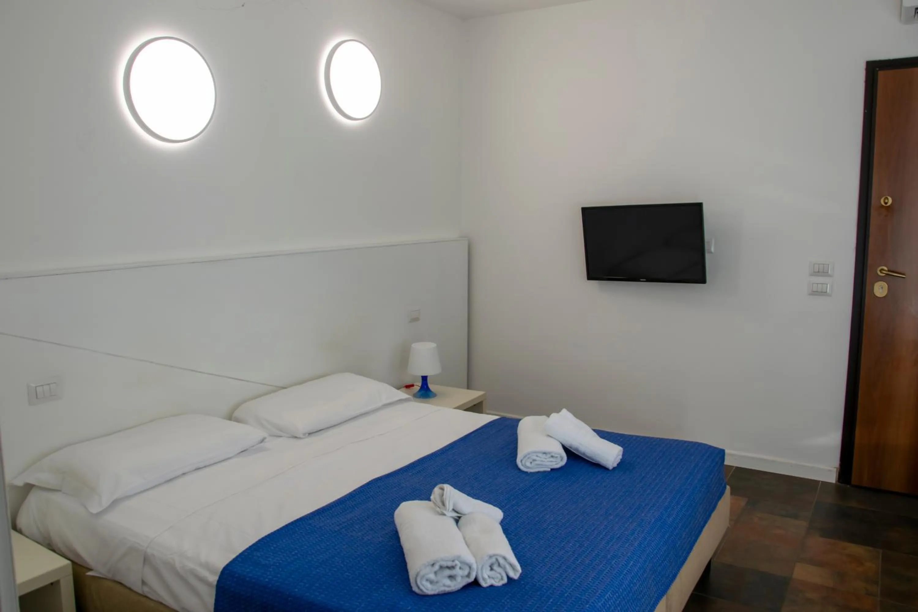 Photo of the whole room, Bed in Regent Beachotel