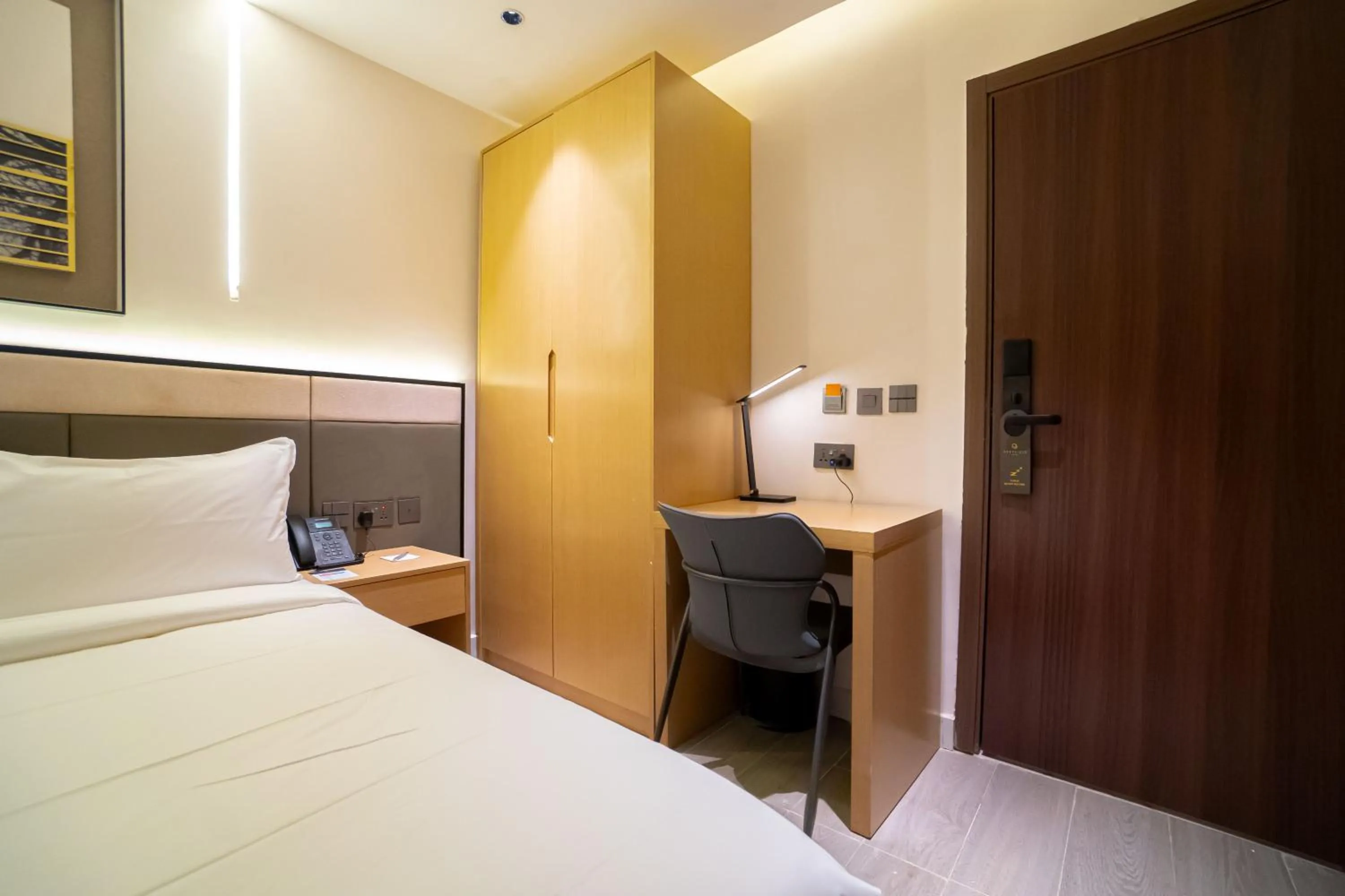 wardrobe, Bed in Greyfield Hotel and Apartments