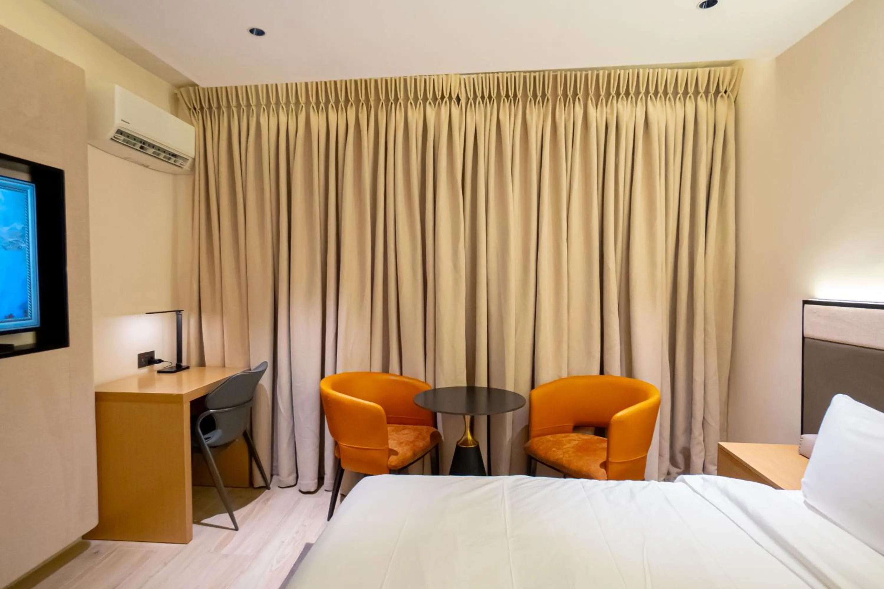 Seating area, Bed in Greyfield Hotel and Apartments