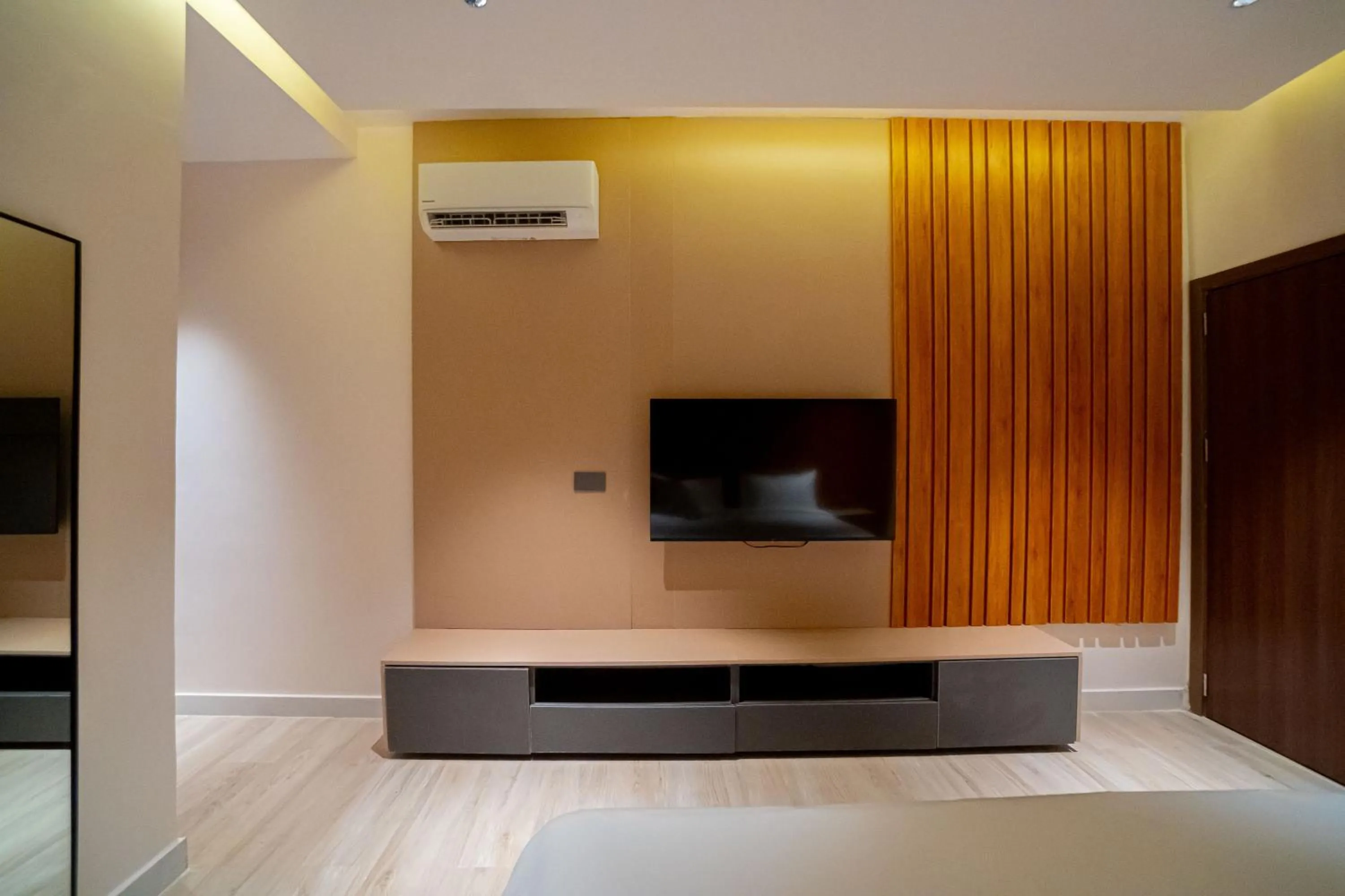 Communal lounge/ TV room in Greyfield Hotel and Apartments