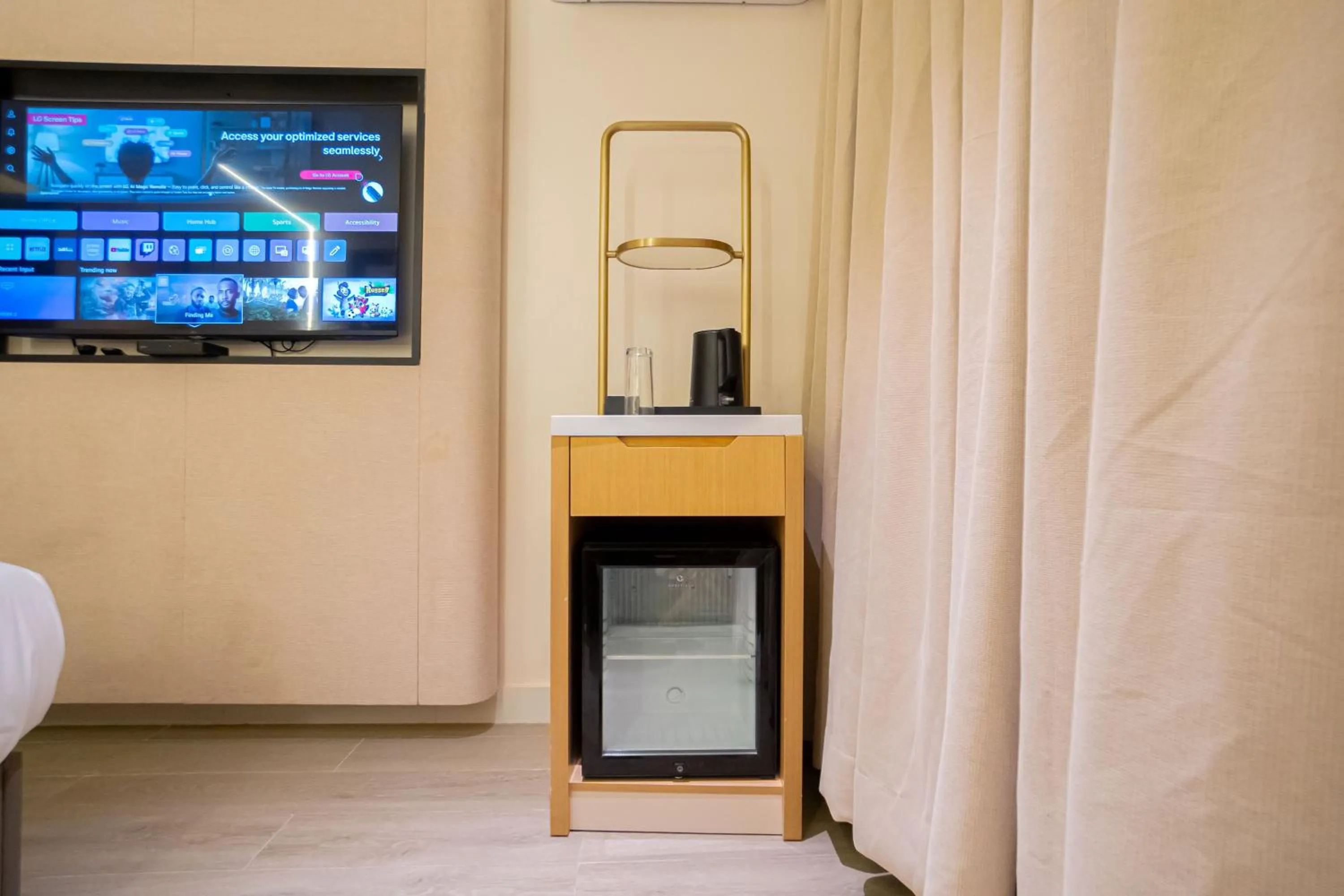 TV and multimedia in Greyfield Hotel and Apartments