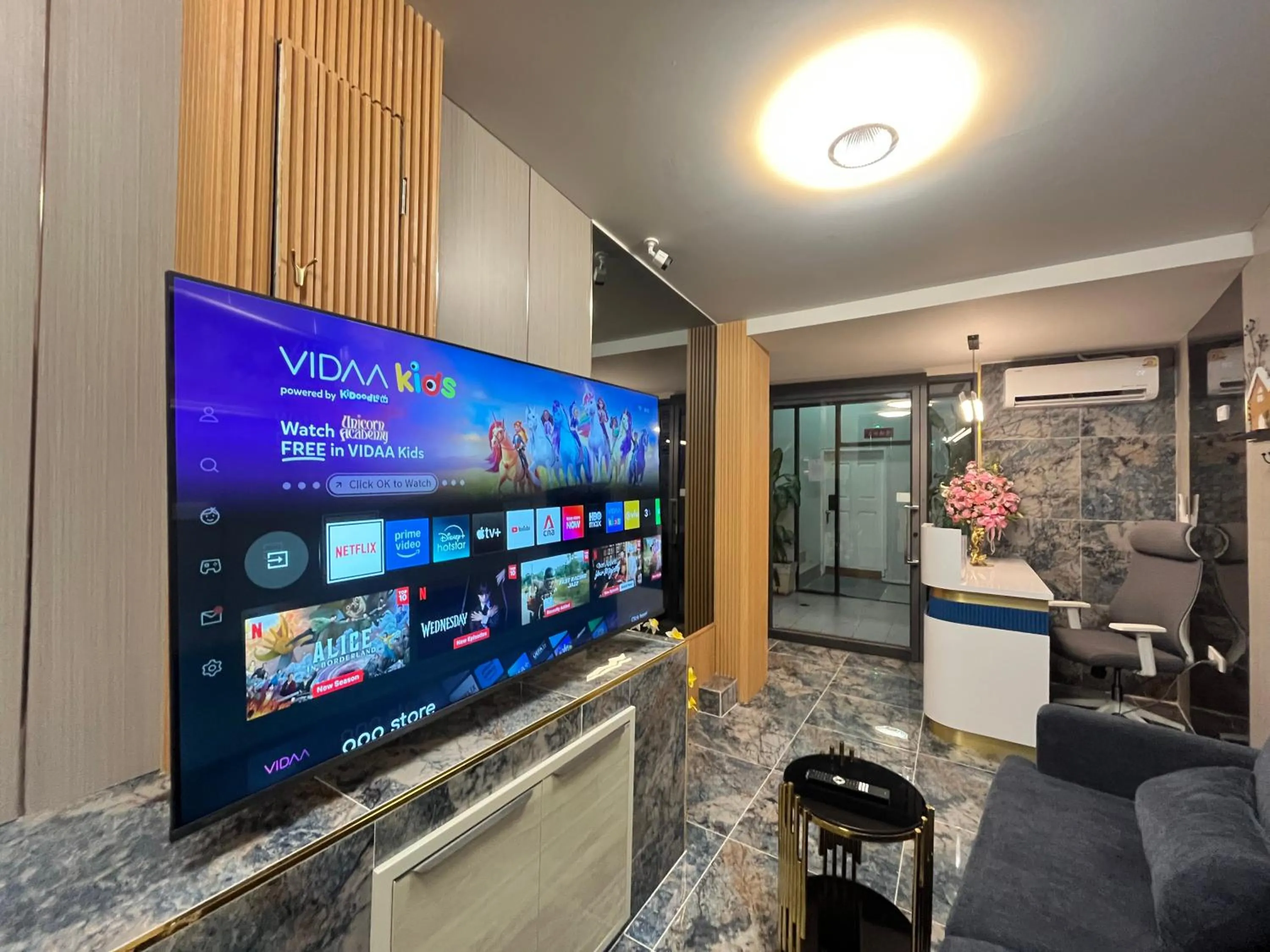 Communal lounge/ TV room in Ali House Patong