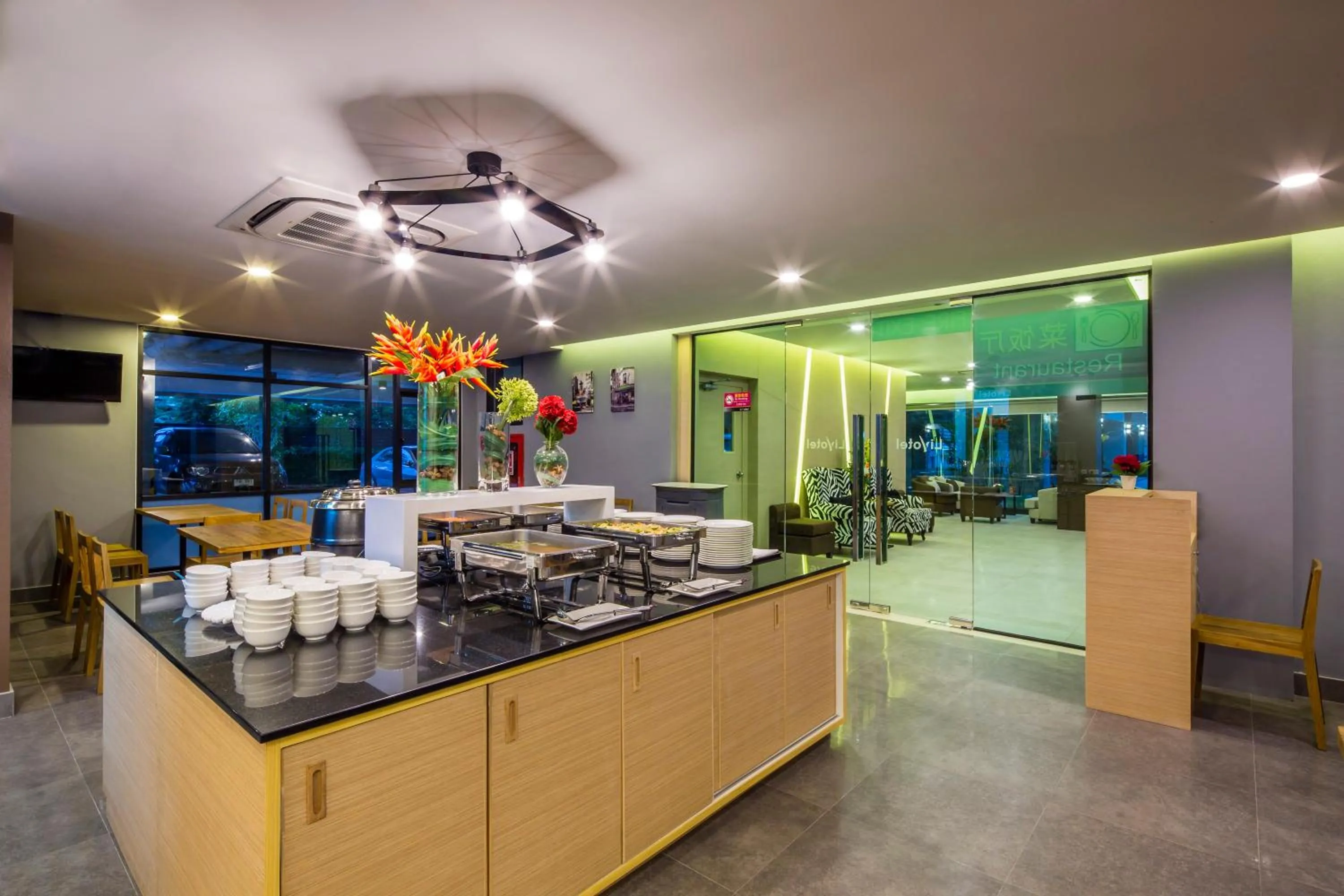 Restaurant/places to eat in Livotel Hotel Kaset Nawamin Bangkok