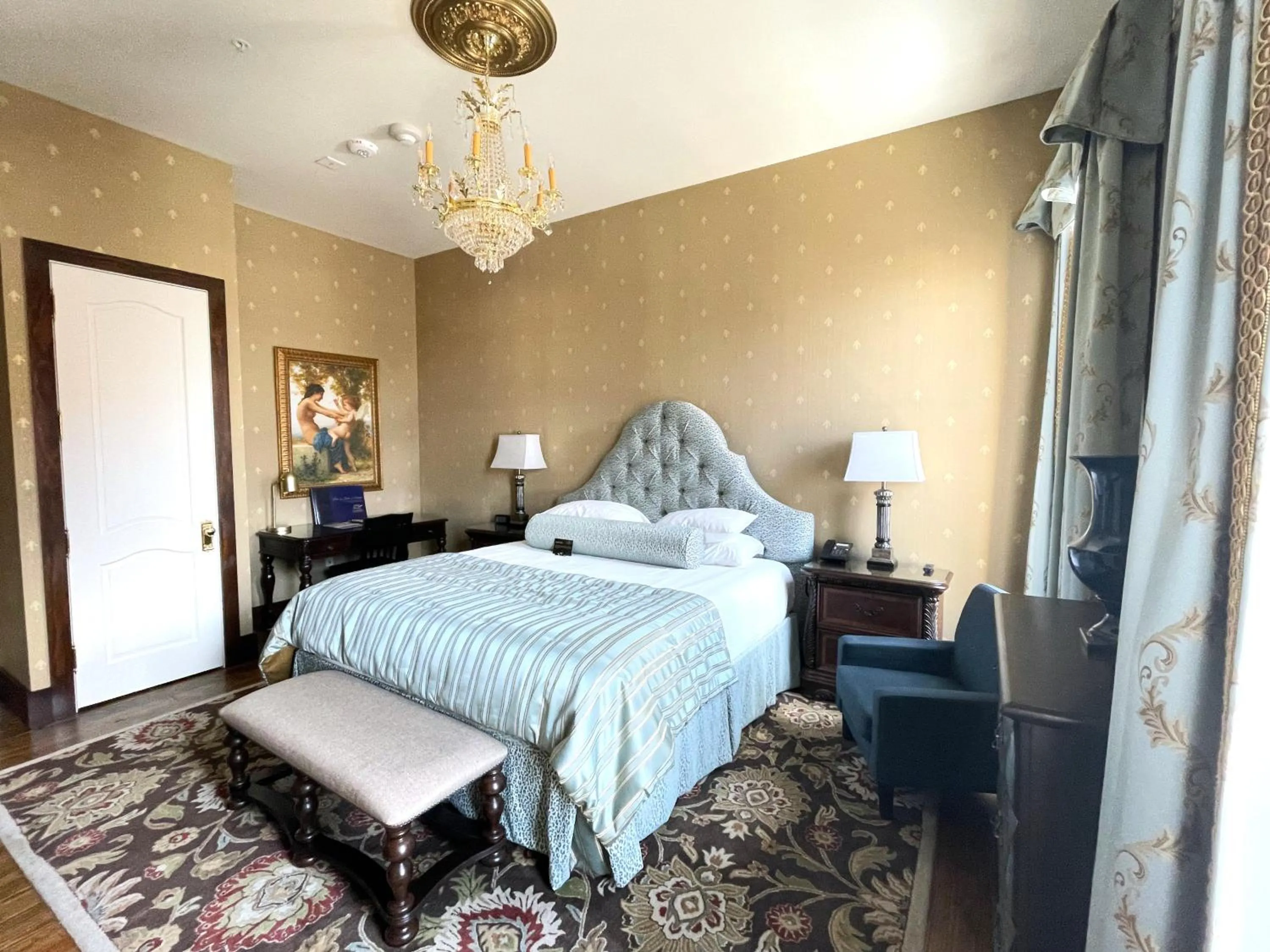 Deluxe King Room in PA Smith Hotel