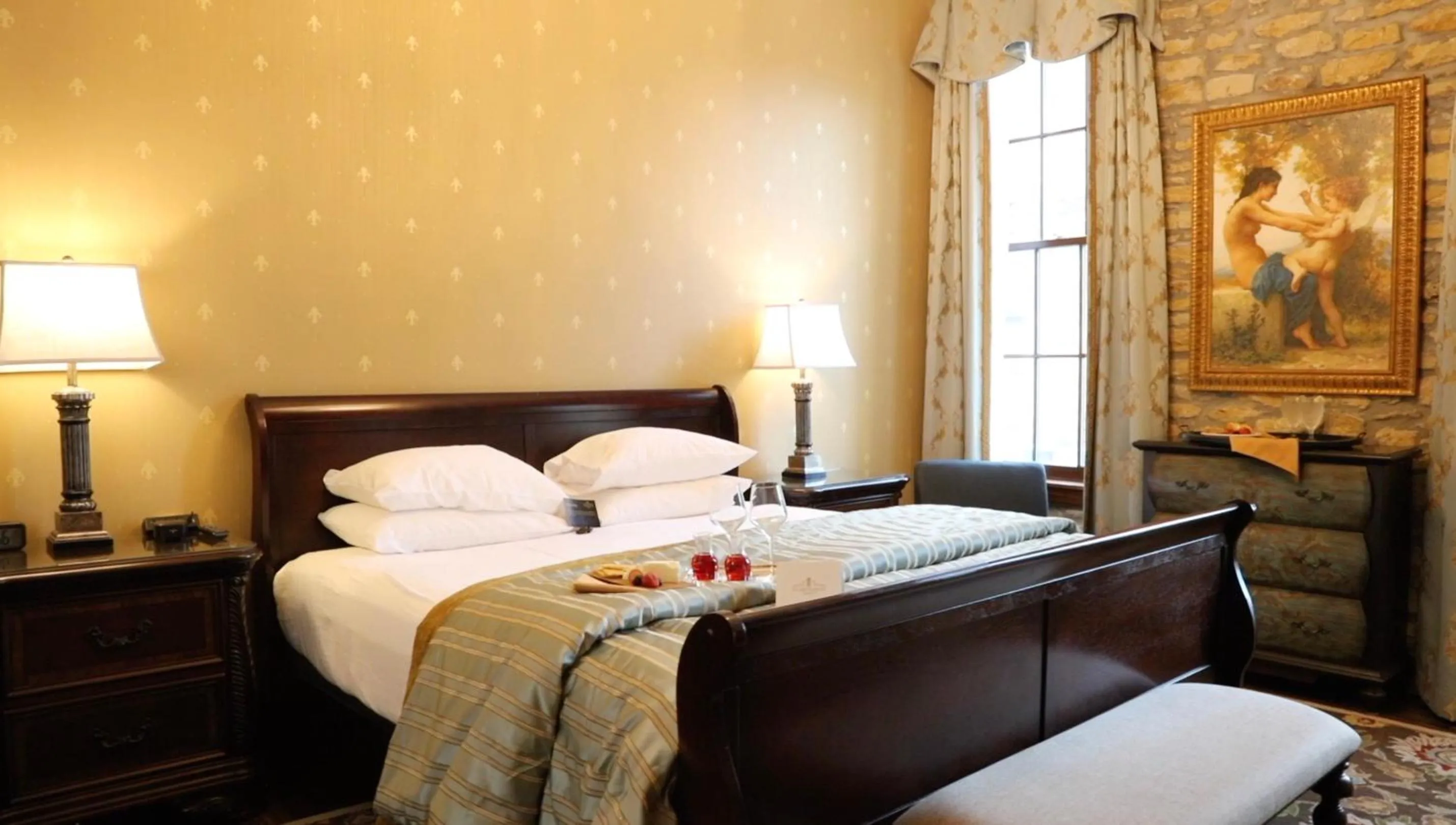 Deluxe Queen Room in PA Smith Hotel