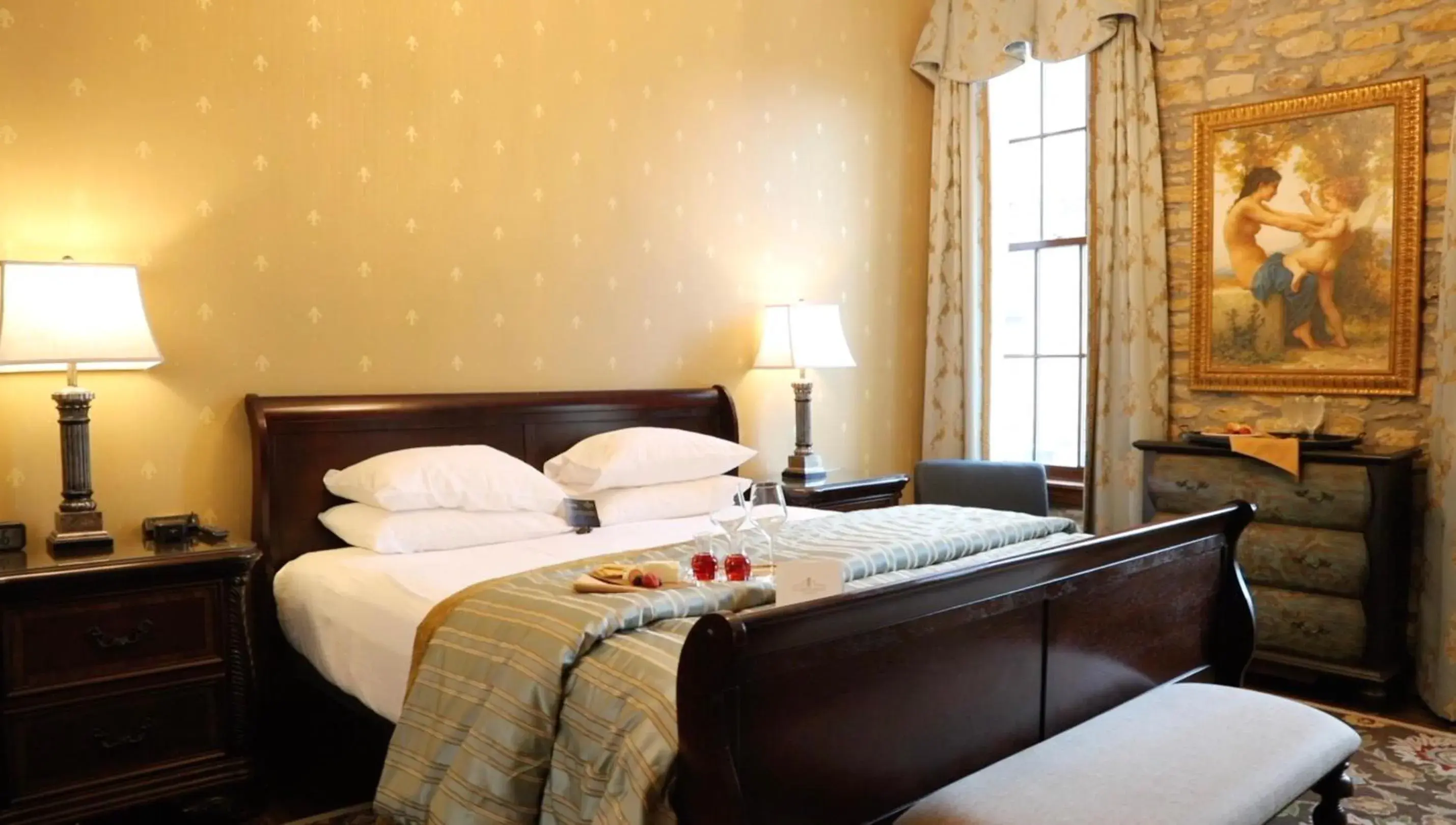 Deluxe Queen Room in PA Smith Hotel Deluxe Queen Room in PA Smith Hotel