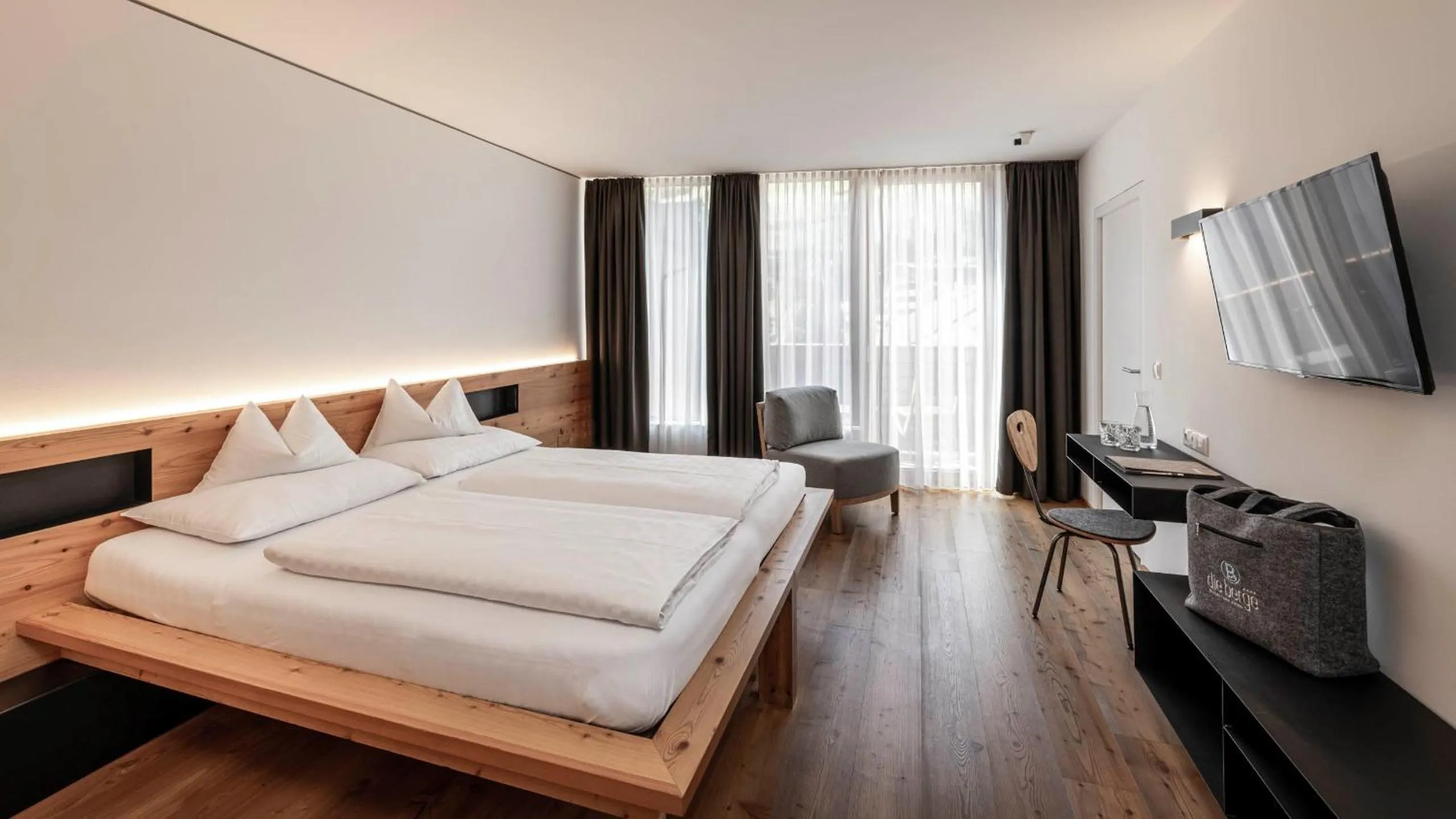 Photo of the whole room, Bed in die berge lifestyle-hotel Sölden