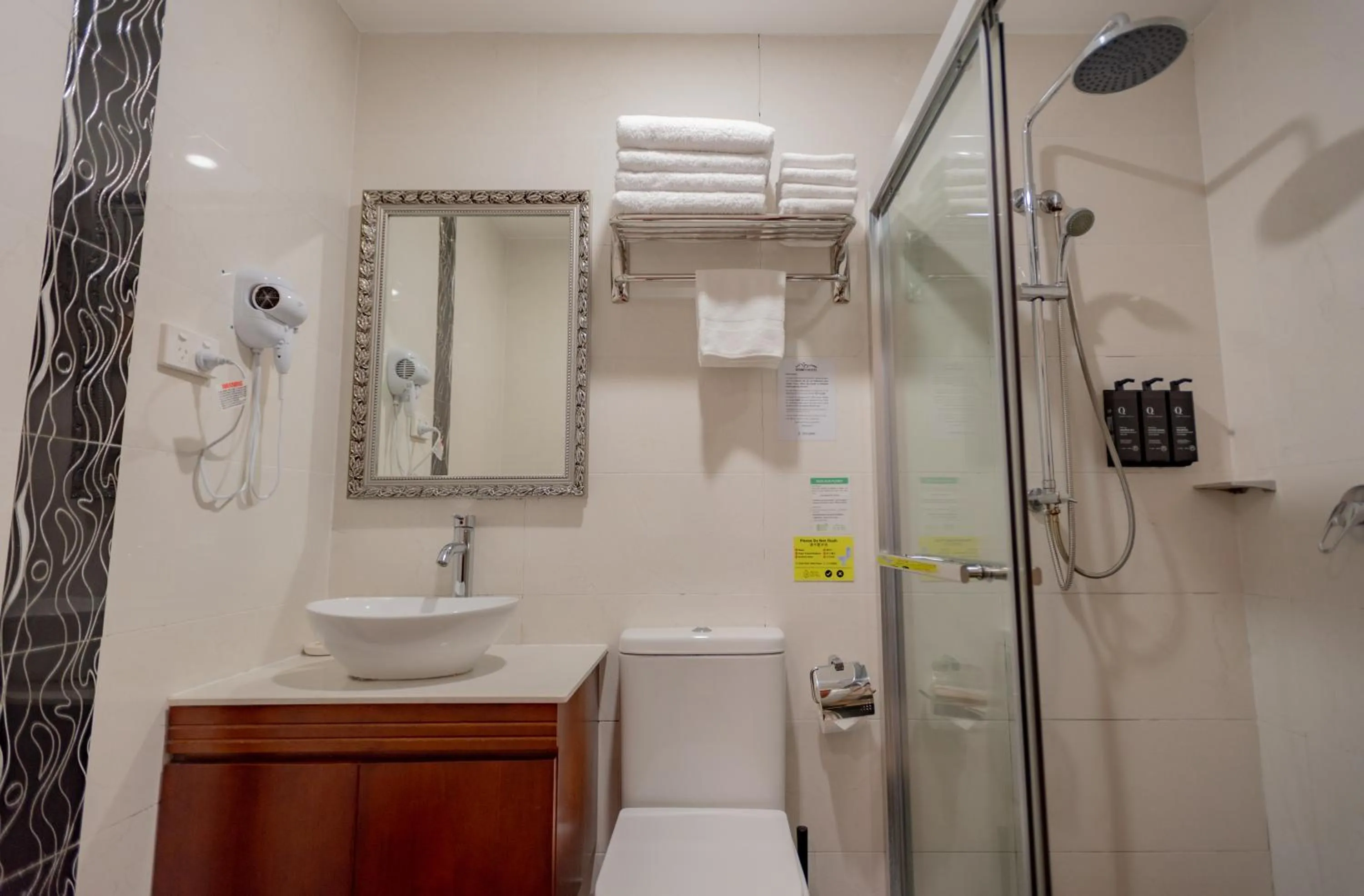 Shower in YEHS Hotel Sydney CBD