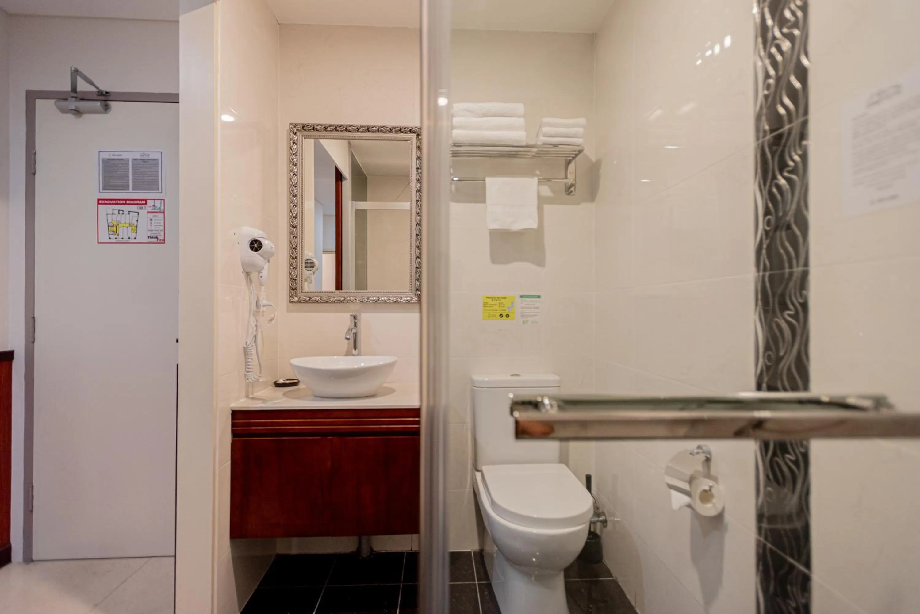 Shower in YEHS Hotel Sydney CBD