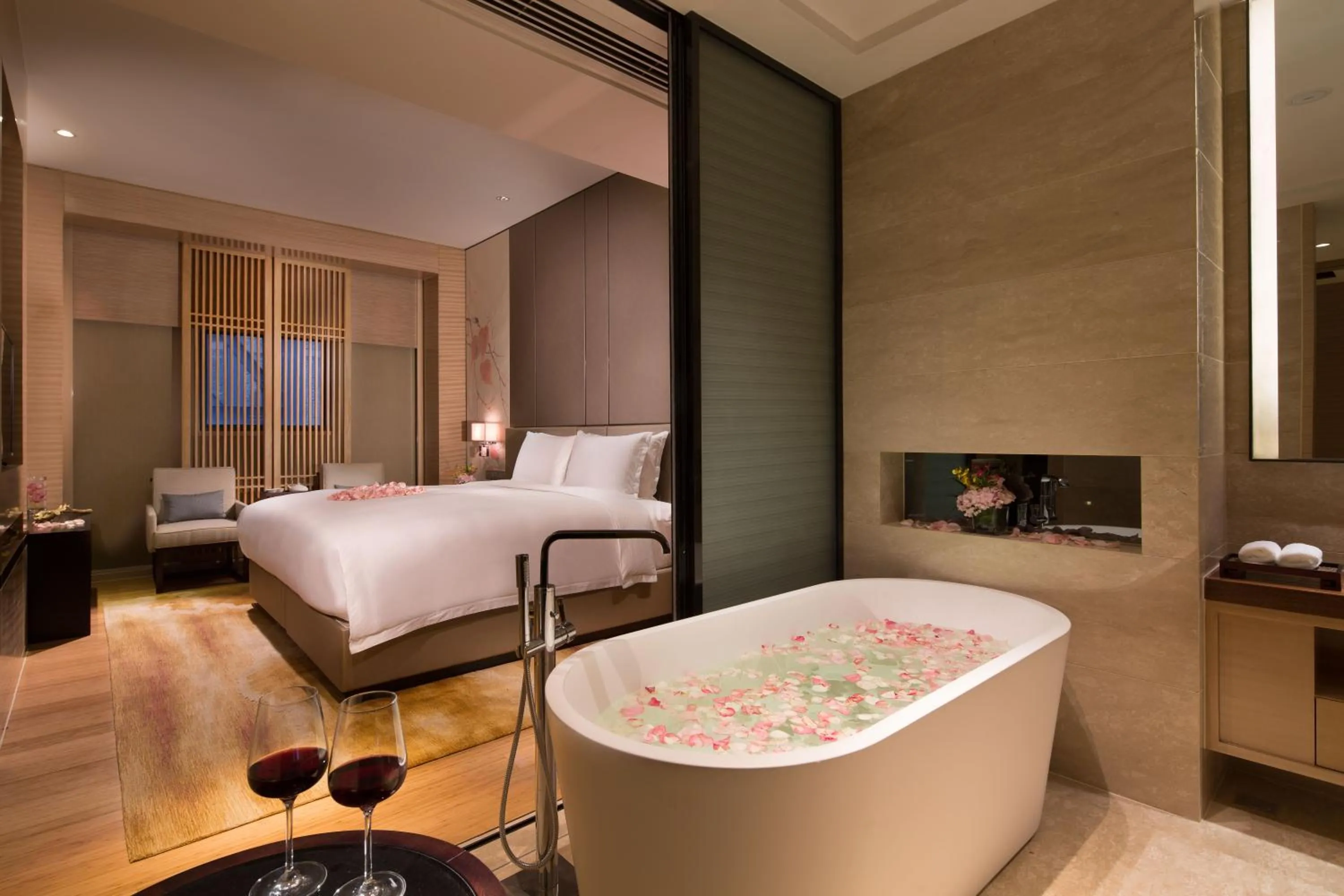 Bathroom, Bed in Cheery Dragon Canal Hotel Hangzhou - Intangible Cultural Heritage Hotel