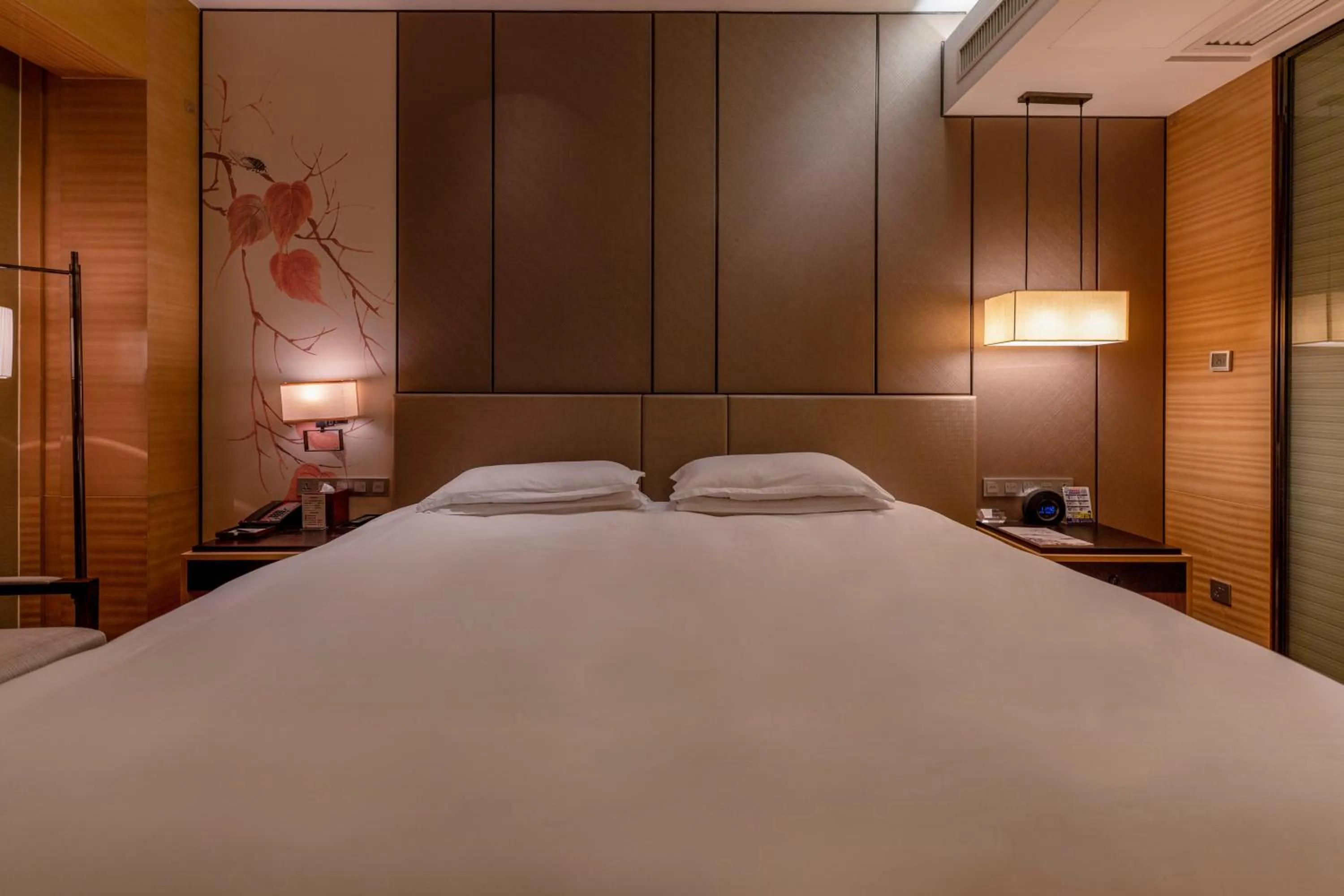 Bed in Cheery Dragon Canal Hotel Hangzhou - Intangible Cultural Heritage Hotel
