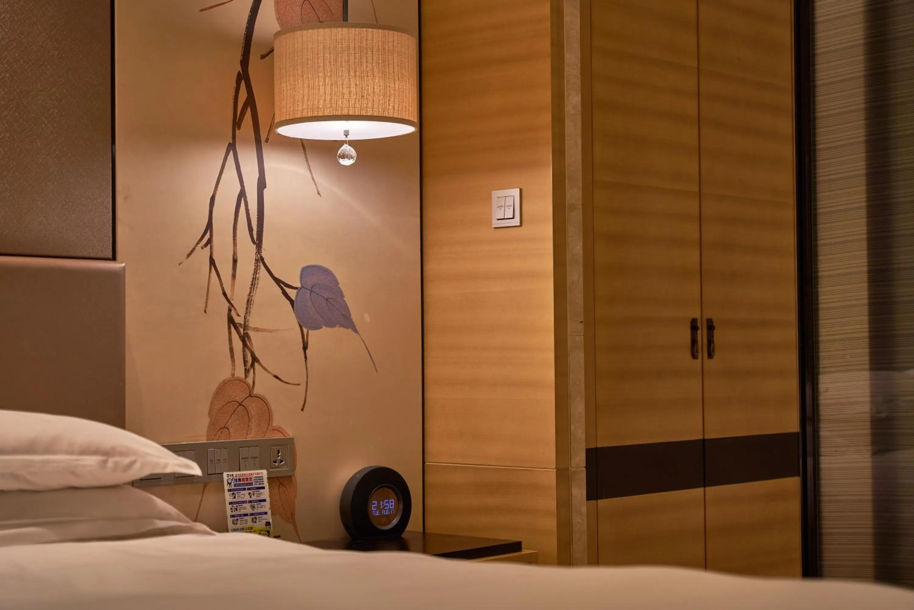 Bed in Cheery Dragon Canal Hotel Hangzhou - Intangible Cultural Heritage Hotel