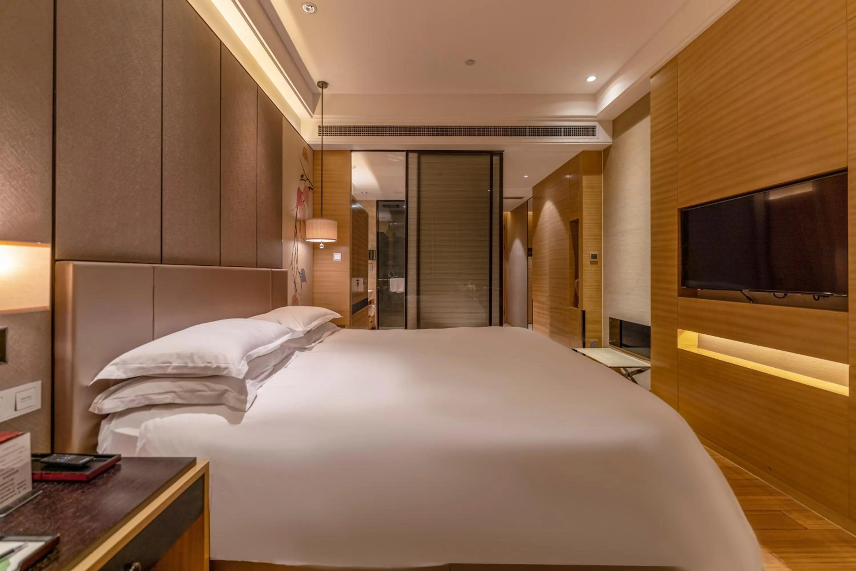 Bed in Cheery Dragon Canal Hotel Hangzhou - Intangible Cultural Heritage Hotel