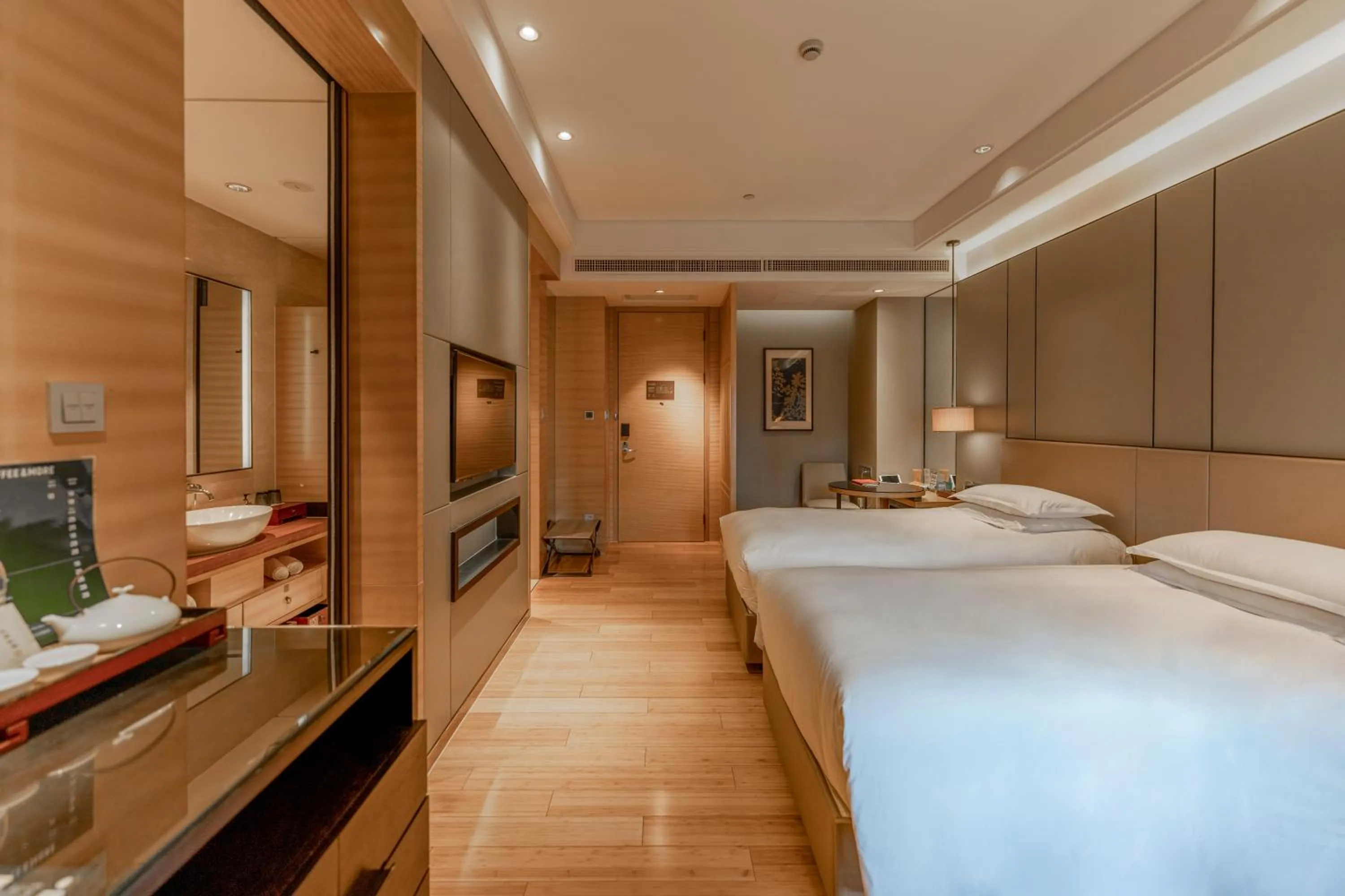 Bed in Cheery Dragon Canal Hotel Hangzhou - Intangible Cultural Heritage Hotel