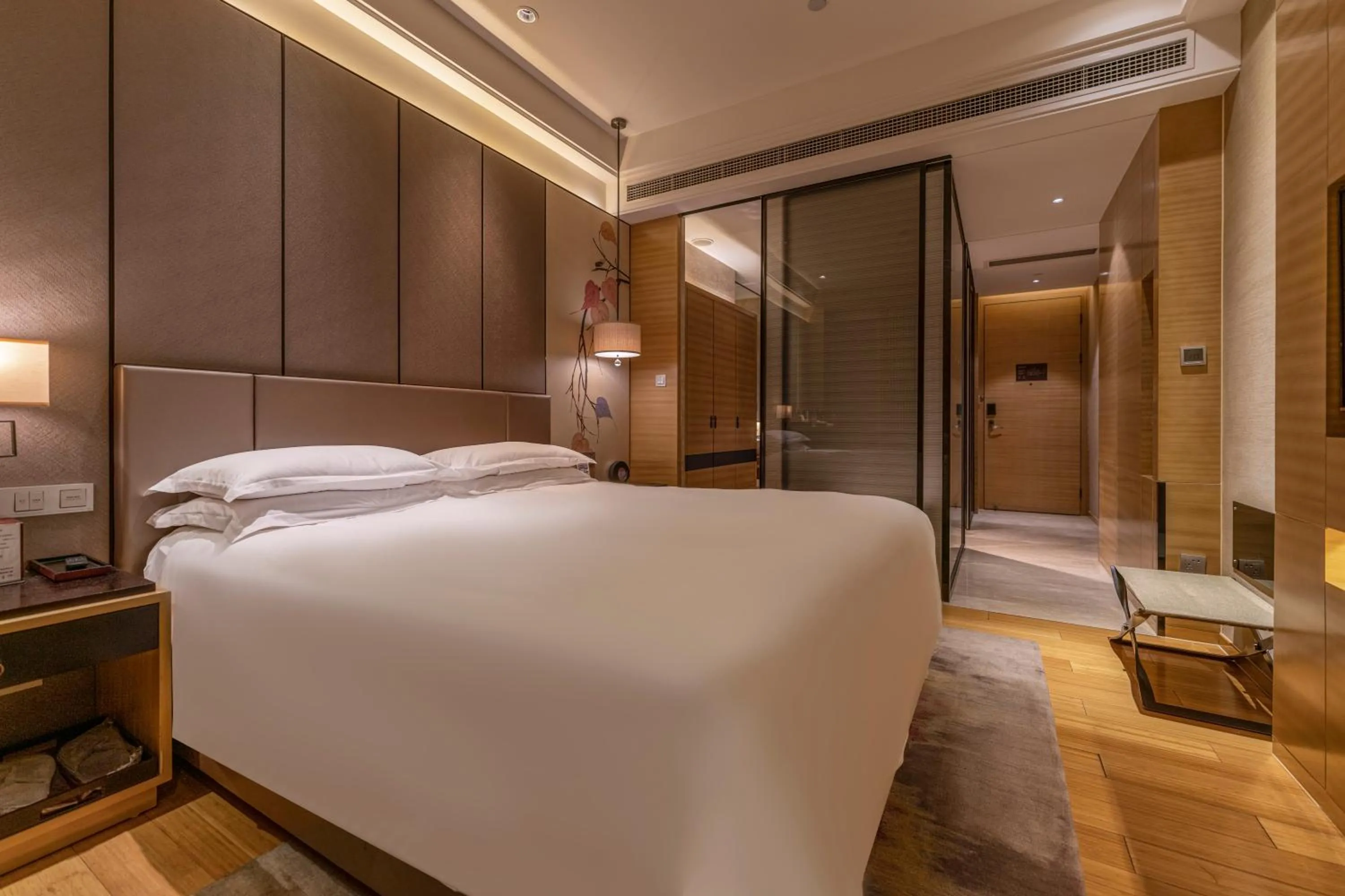 Bed in Cheery Dragon Canal Hotel Hangzhou - Intangible Cultural Heritage Hotel