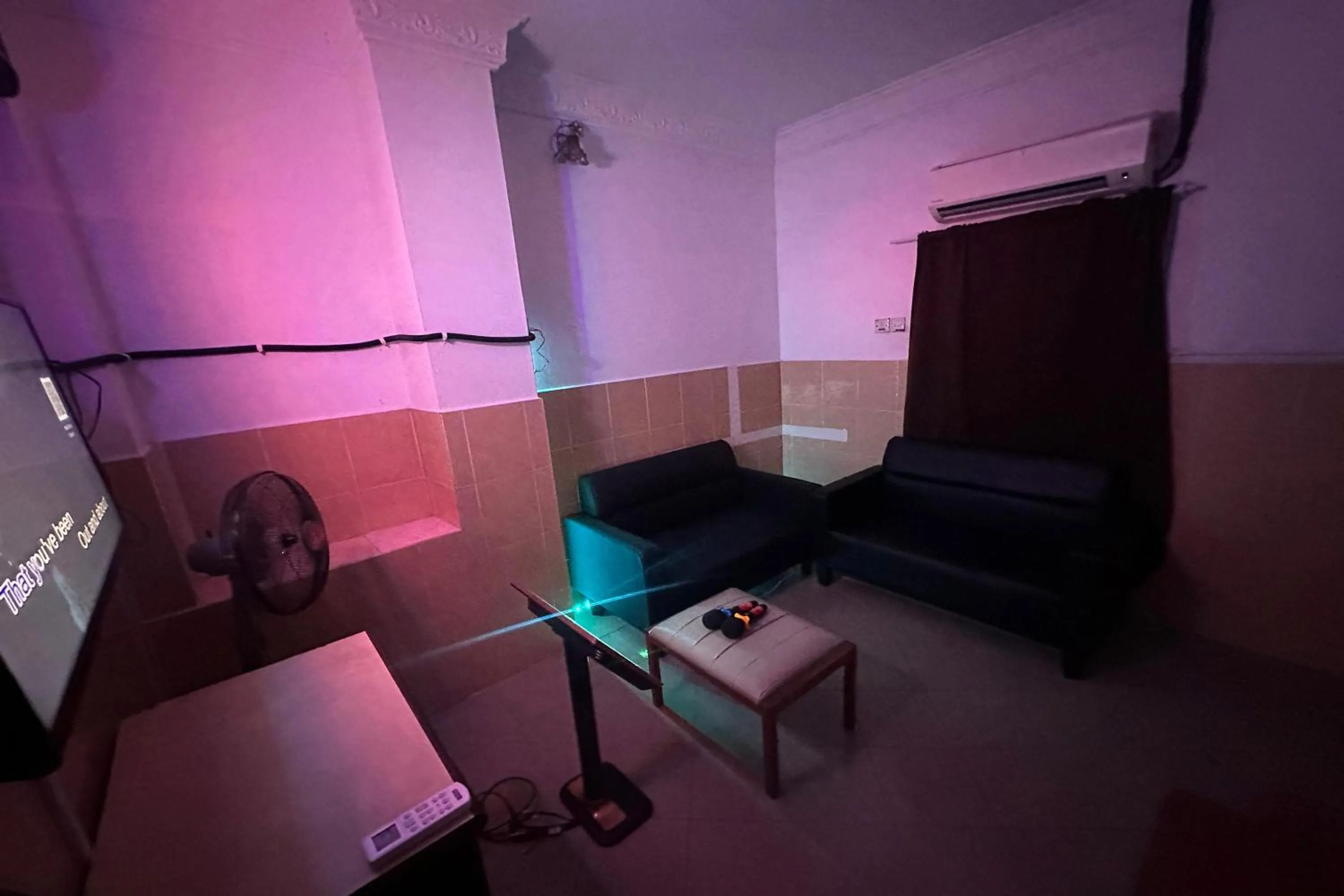 Karaoke in 98 Inn BilikXpert at Chow Kit