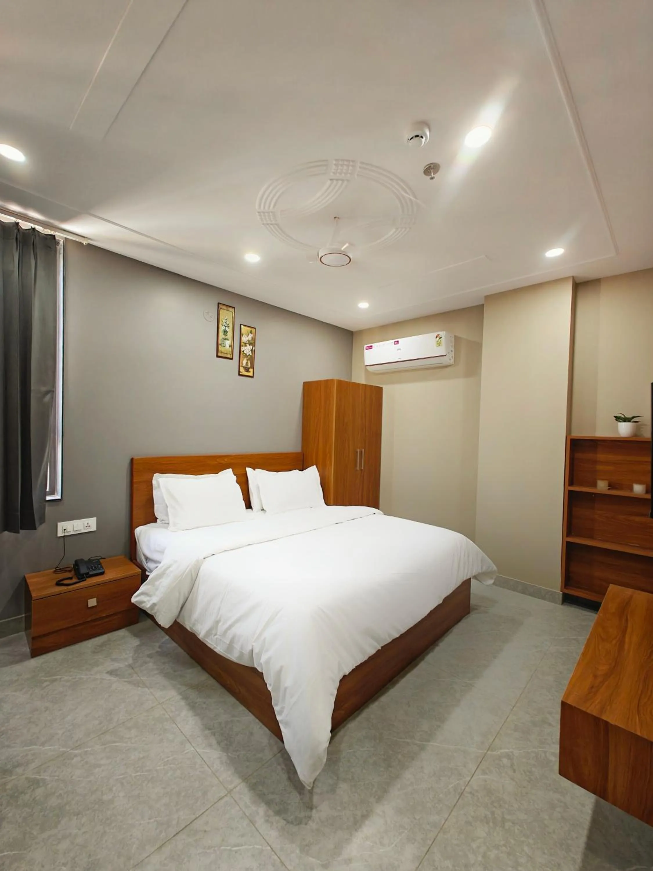 Photo of the whole room, Bed in Sagar Stays