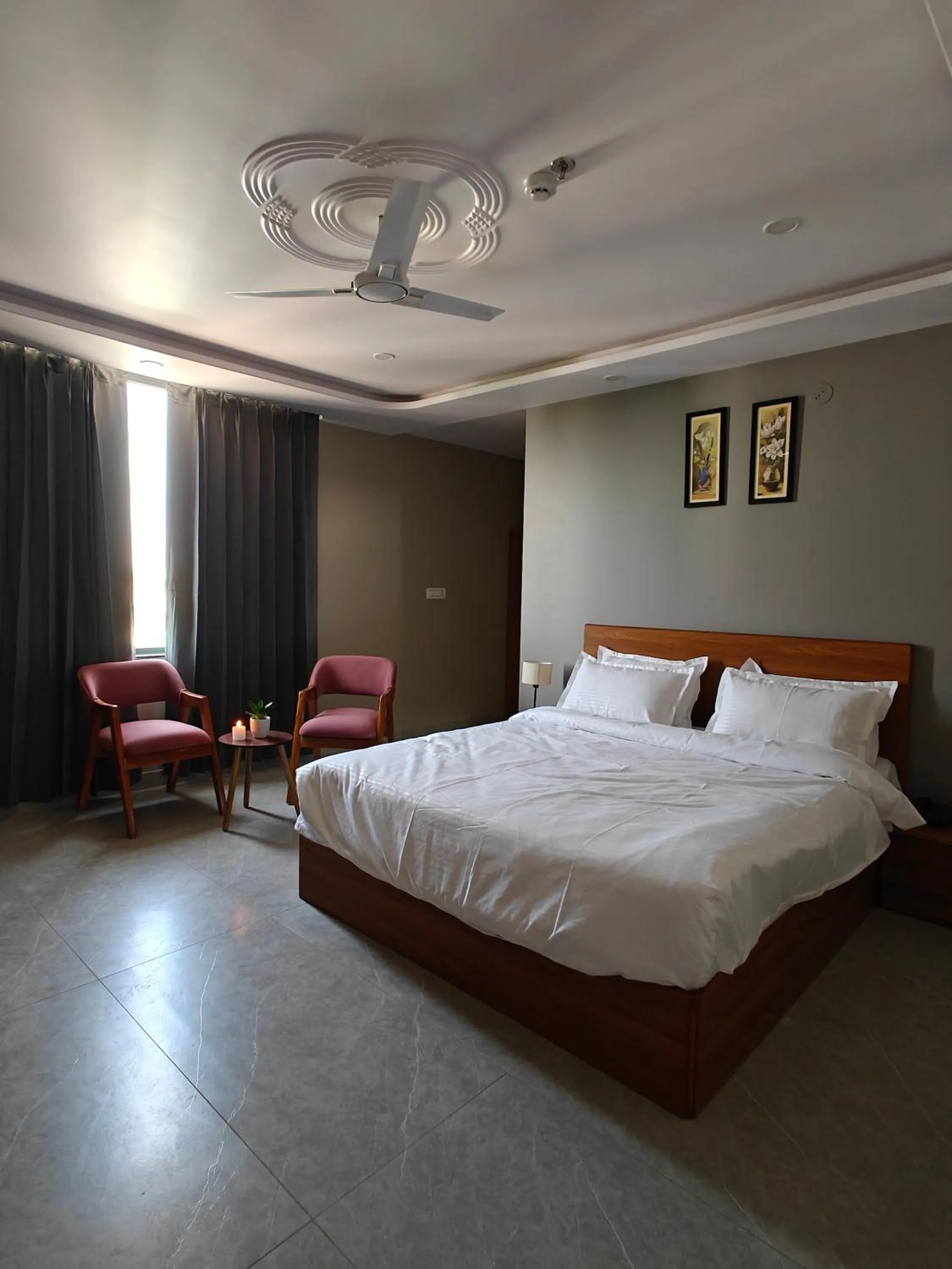 Seating area, Bed in Sagar Stays