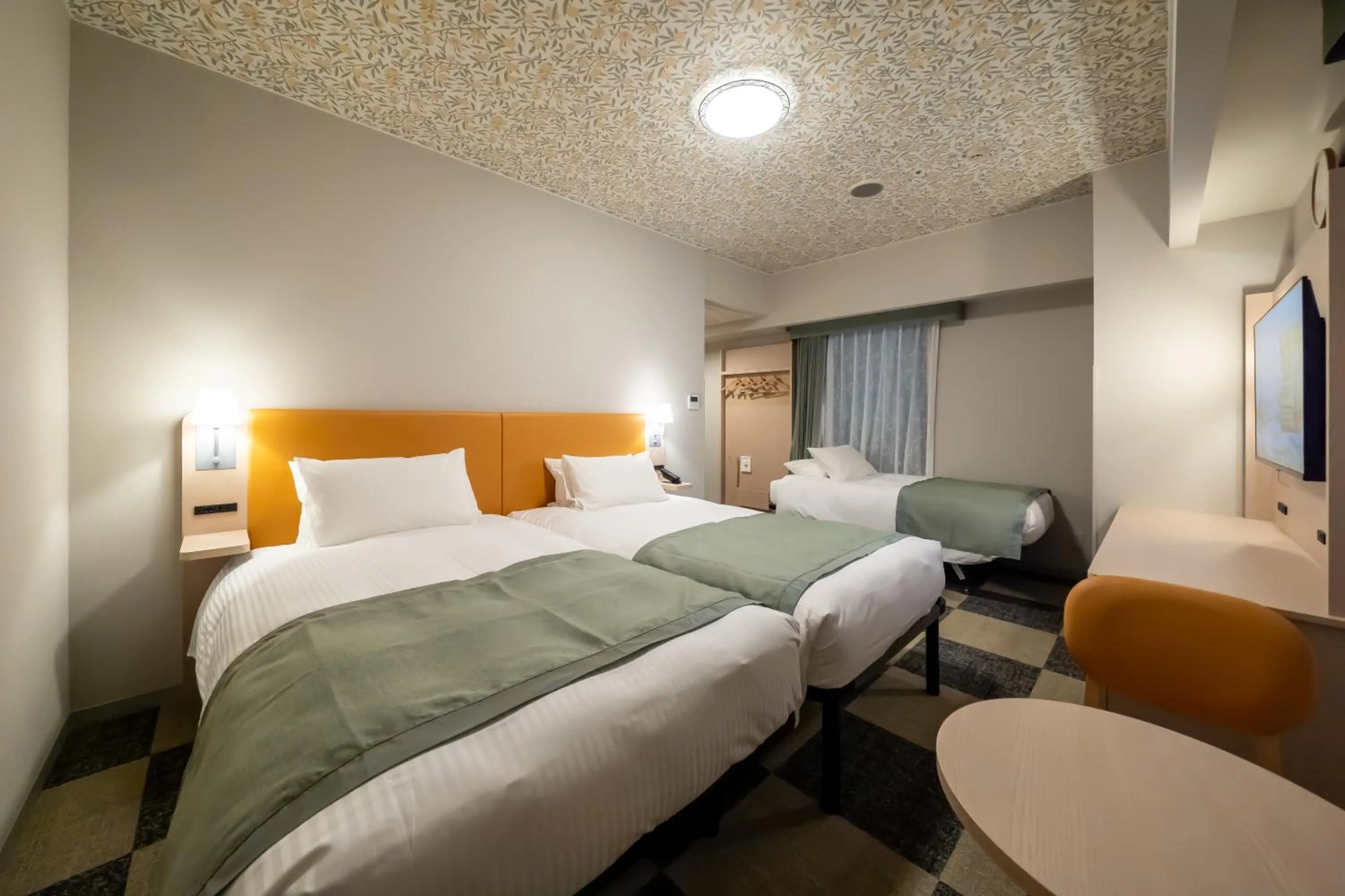 Corner Hollywood Twin Room for 3 person/Nonsmoking in Hotel Monterey La Soeur Naha