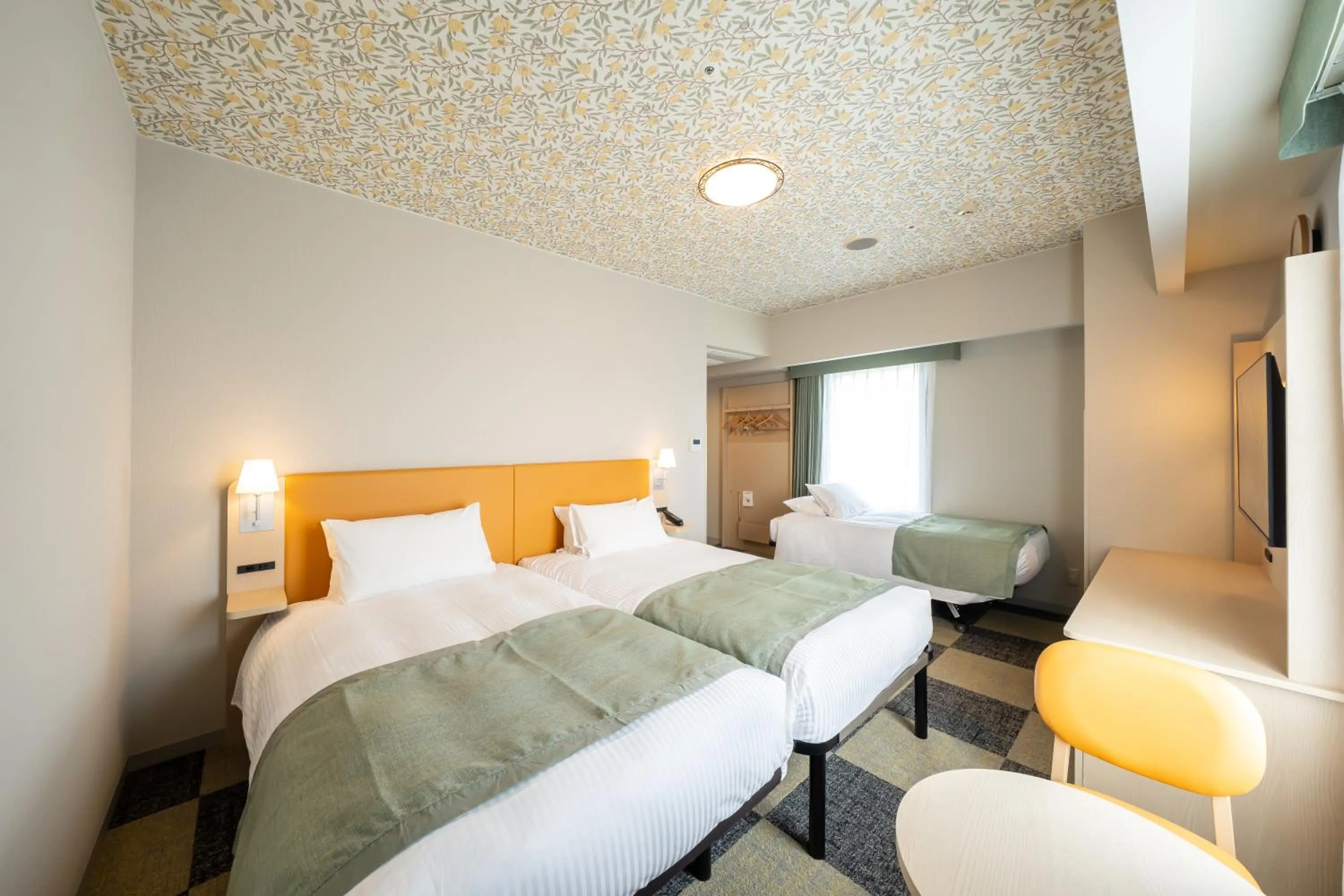 Corner Hollywood Twin Room for 3 person/Nonsmoking in Hotel Monterey La Soeur Naha