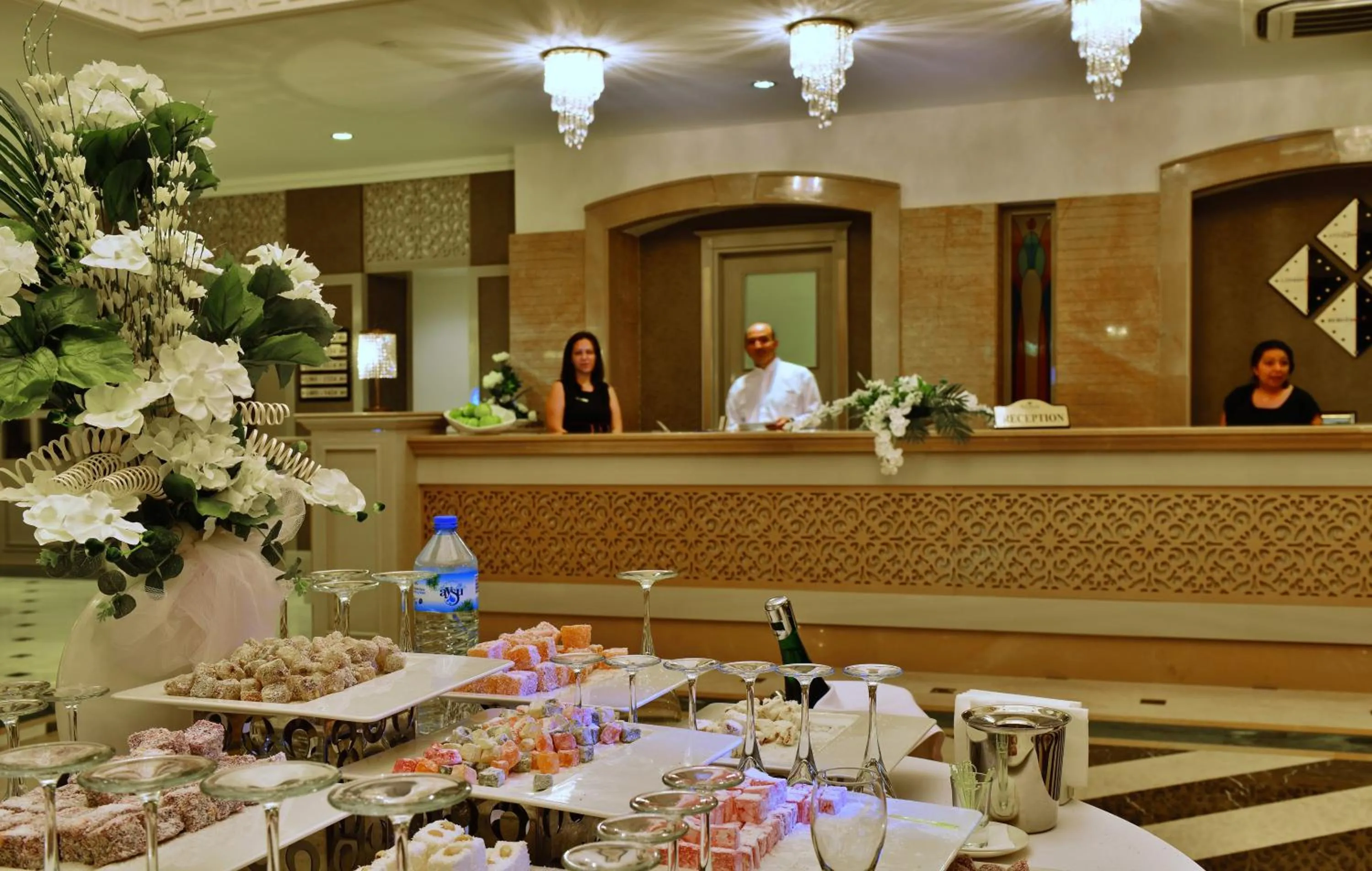 Staff in Side Crown Serenity Ultra All Inclusive