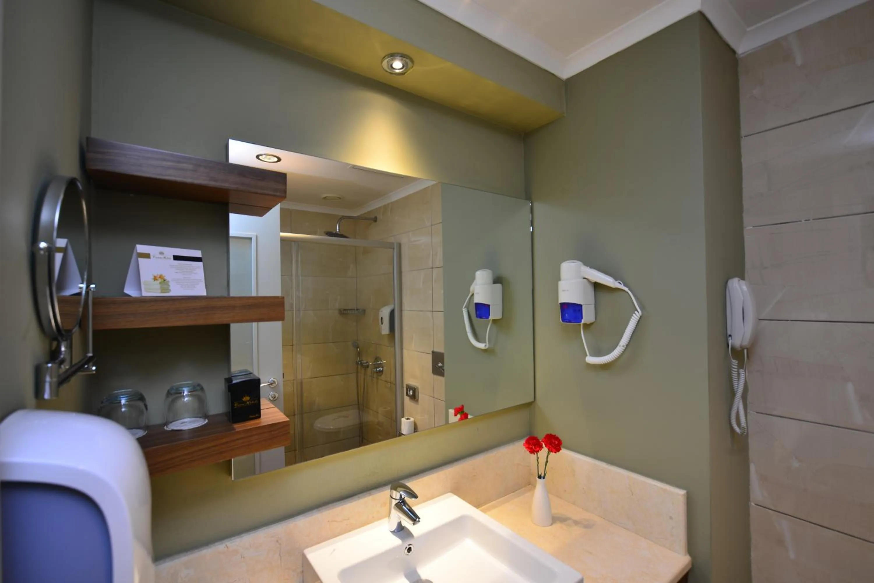 Shower in Side Crown Serenity Ultra All Inclusive