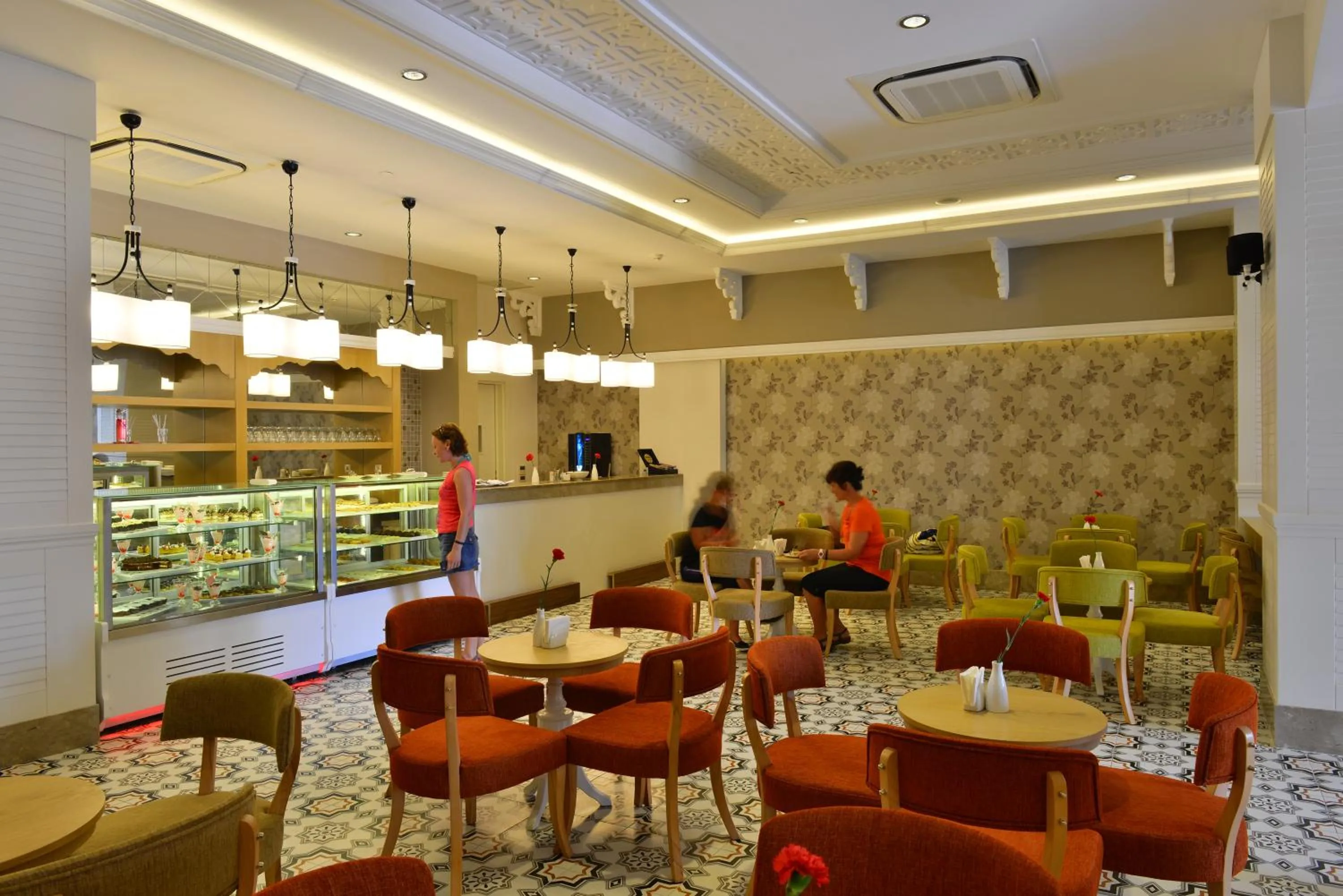 People in Side Crown Serenity Ultra All Inclusive