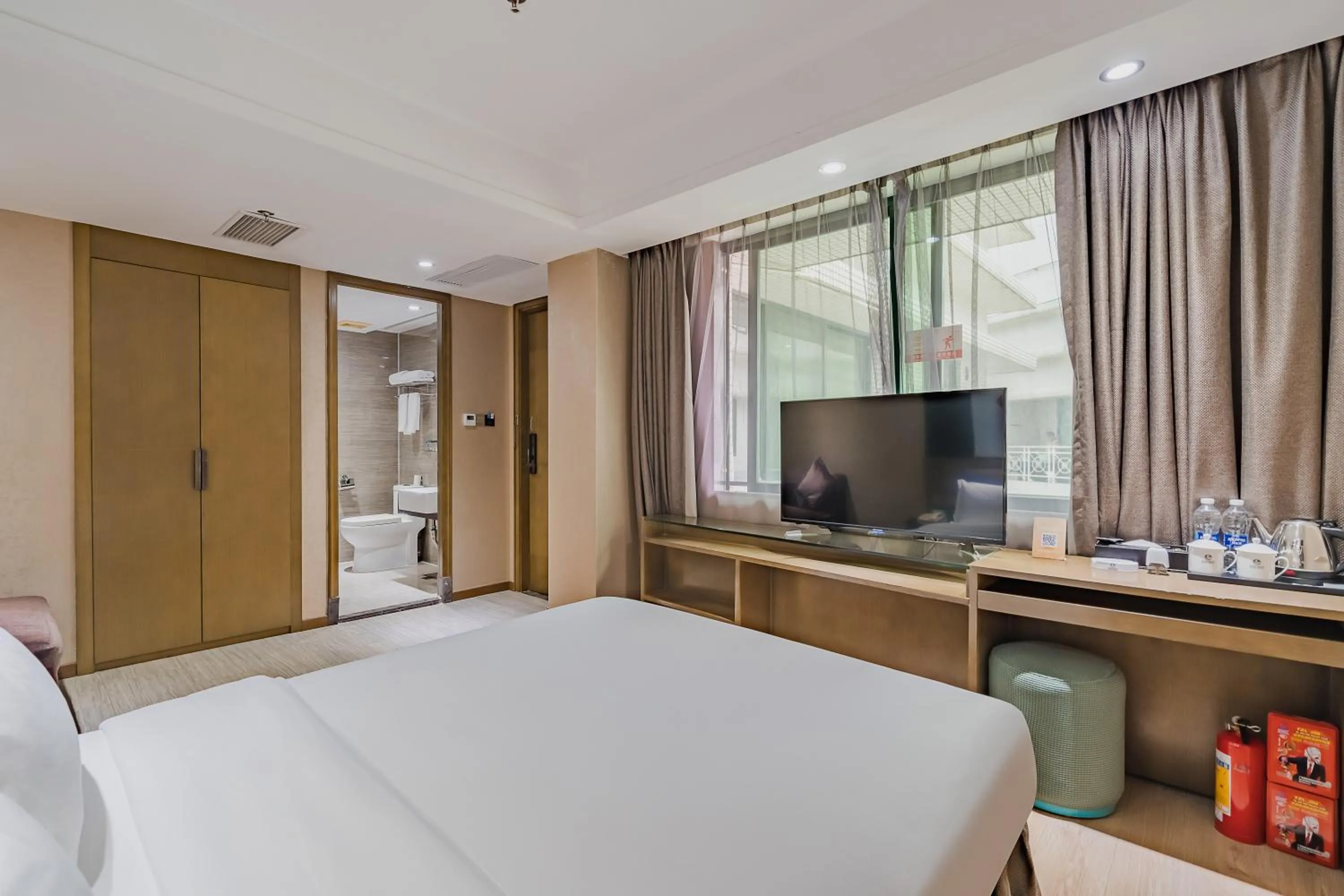Photo of the whole room, Bed in Insail Hotels (Pazhou Exhibition Center KeCun Metro Station Dunhe Road Branch Guangzhou)