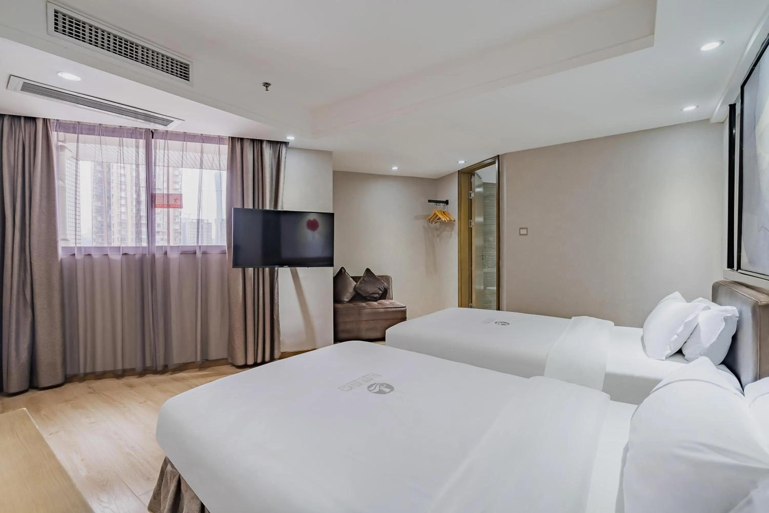 Photo of the whole room, Bed in Insail Hotels (Pazhou Exhibition Center KeCun Metro Station Dunhe Road Branch Guangzhou)