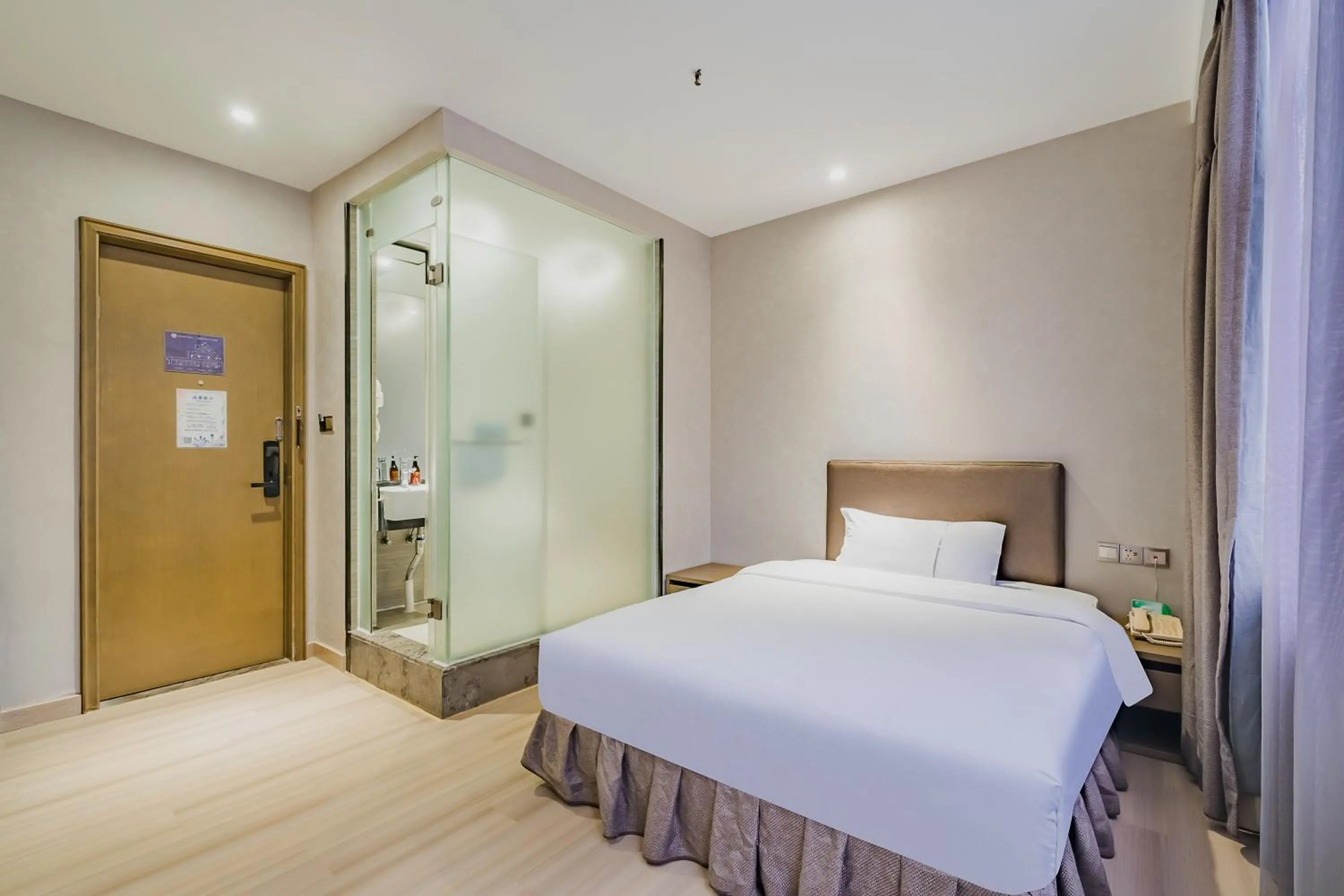 Photo of the whole room, Bed in Insail Hotels (Pazhou Exhibition Center KeCun Metro Station Dunhe Road Branch Guangzhou)