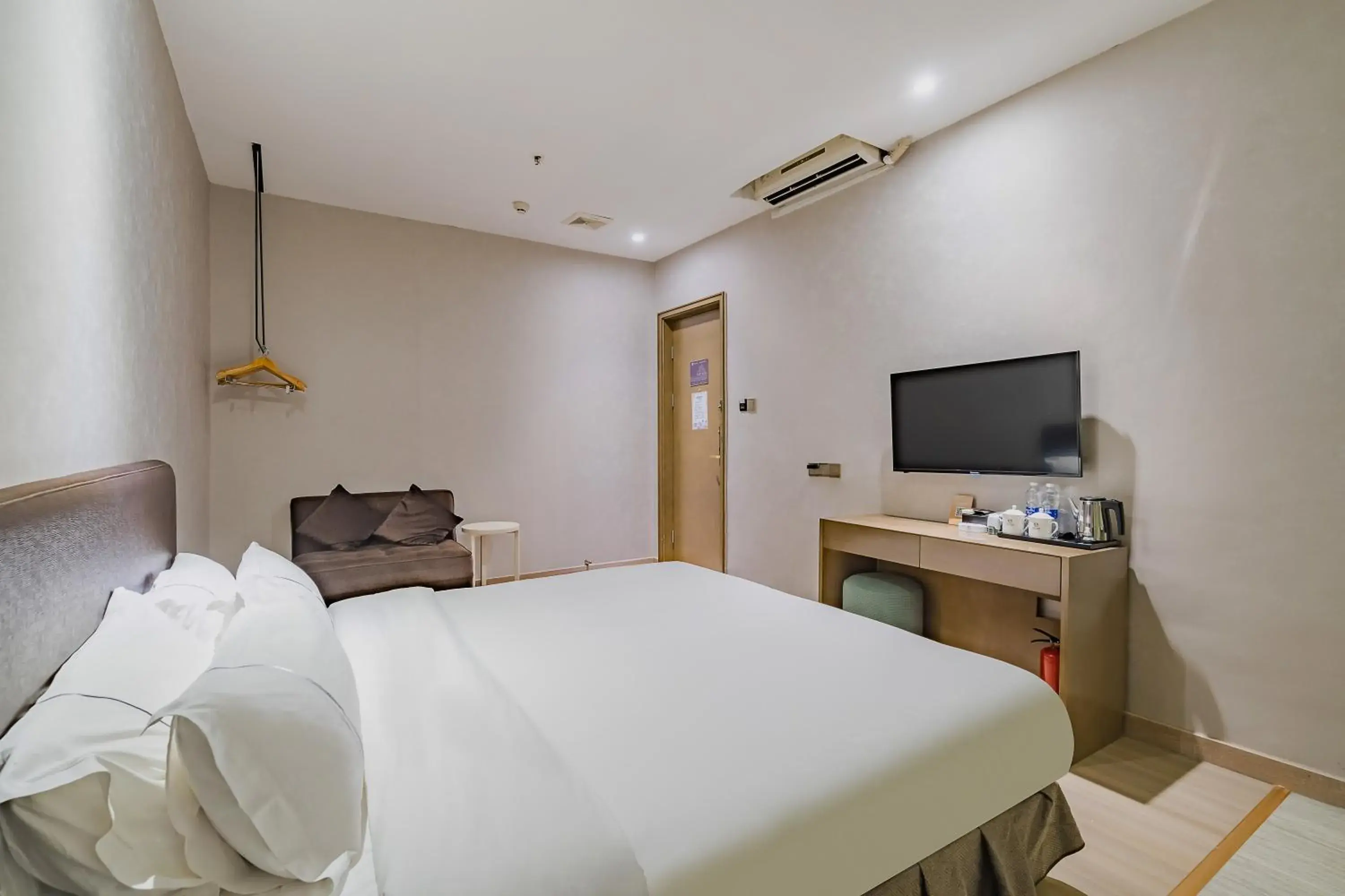 Photo of the whole room, Bed in Insail Hotels (Pazhou Exhibition Center KeCun Metro Station Dunhe Road Branch Guangzhou) Photo of the whole room, Bed in Insail Hotels (Pazhou Exhibition Center KeCun Metro Station Dunhe Road Branch Guangzhou)