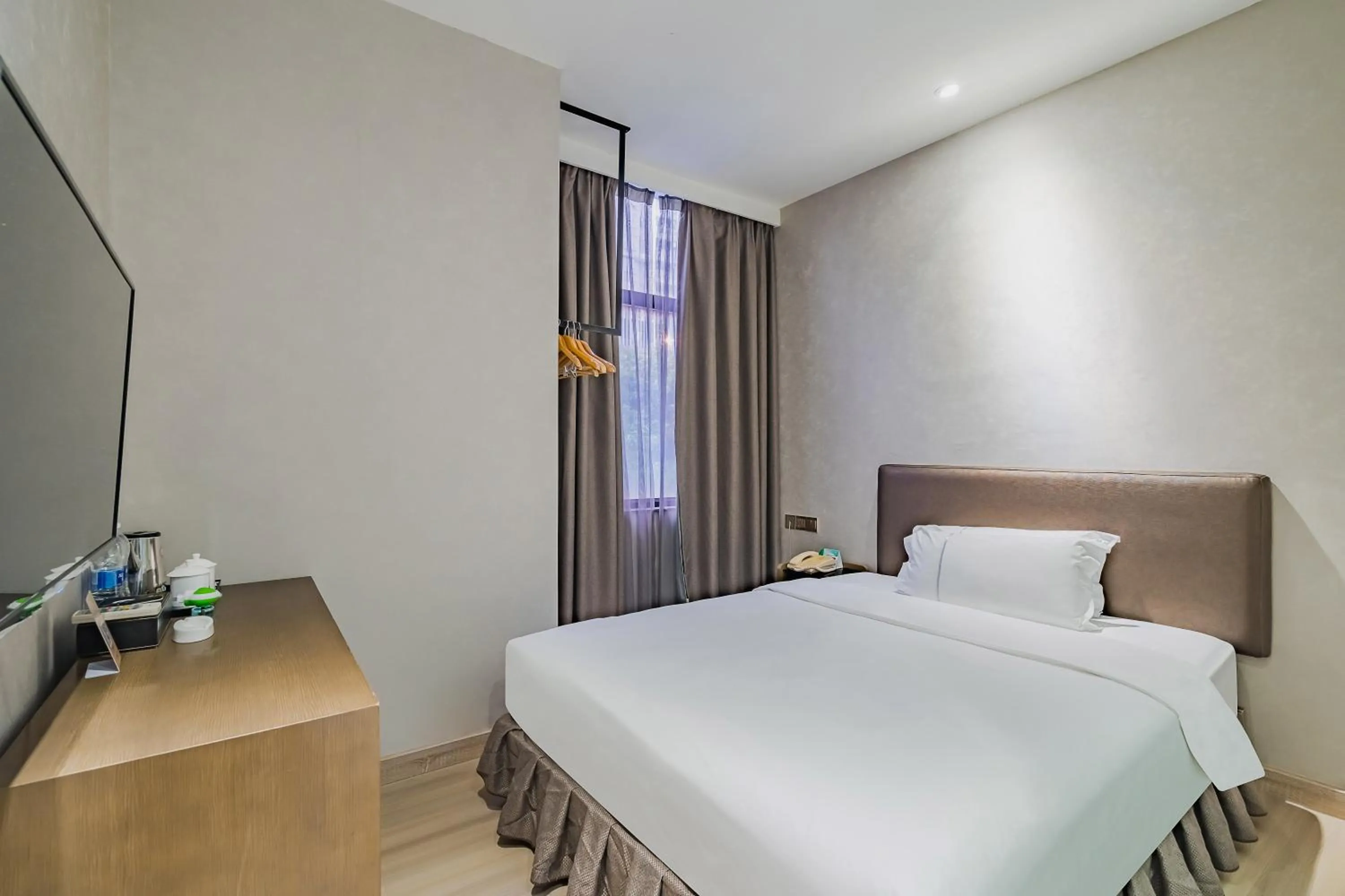 Photo of the whole room, Bed in Insail Hotels (Pazhou Exhibition Center KeCun Metro Station Dunhe Road Branch Guangzhou)