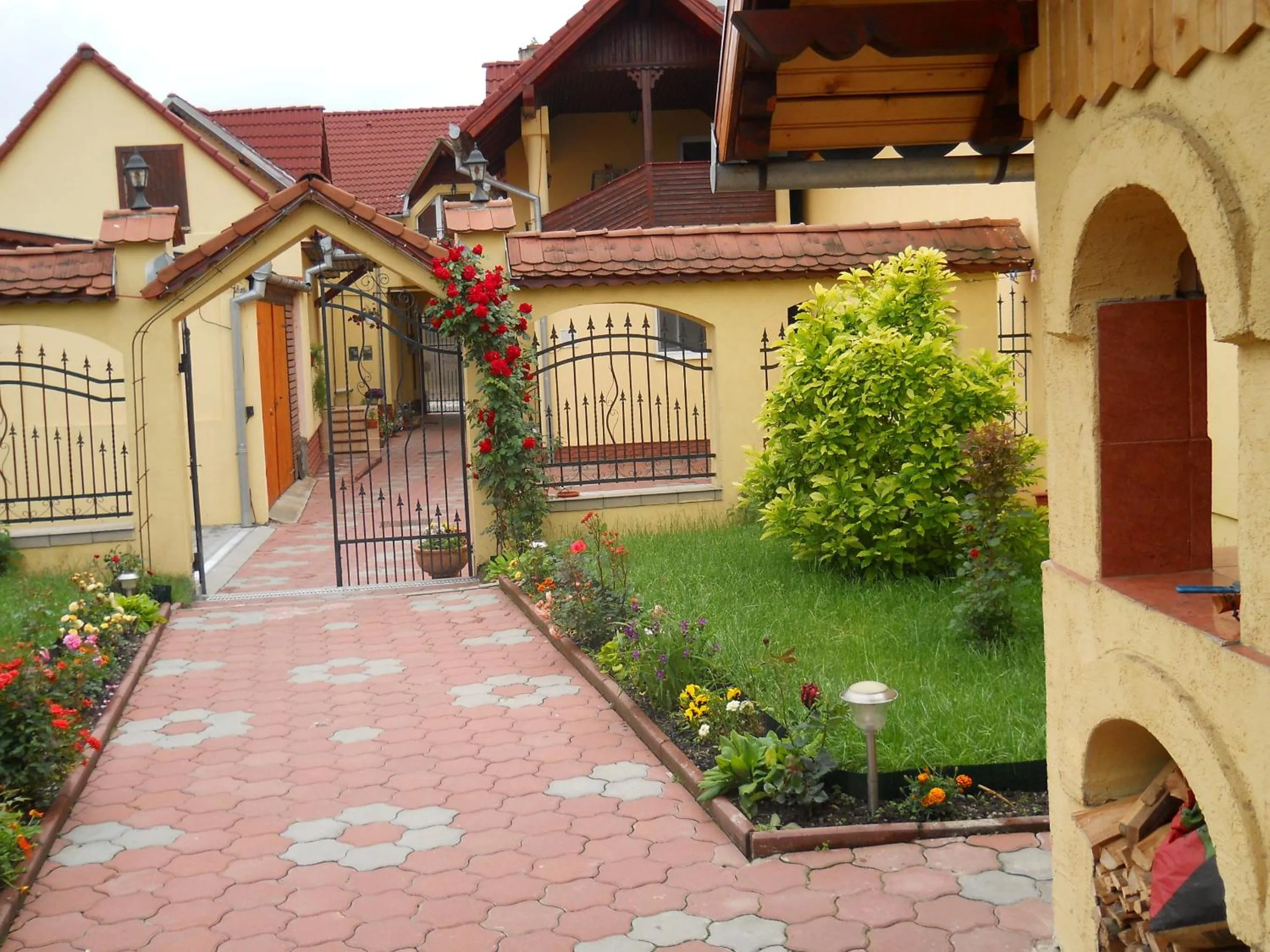 Garden in Pensiunea Magnolia