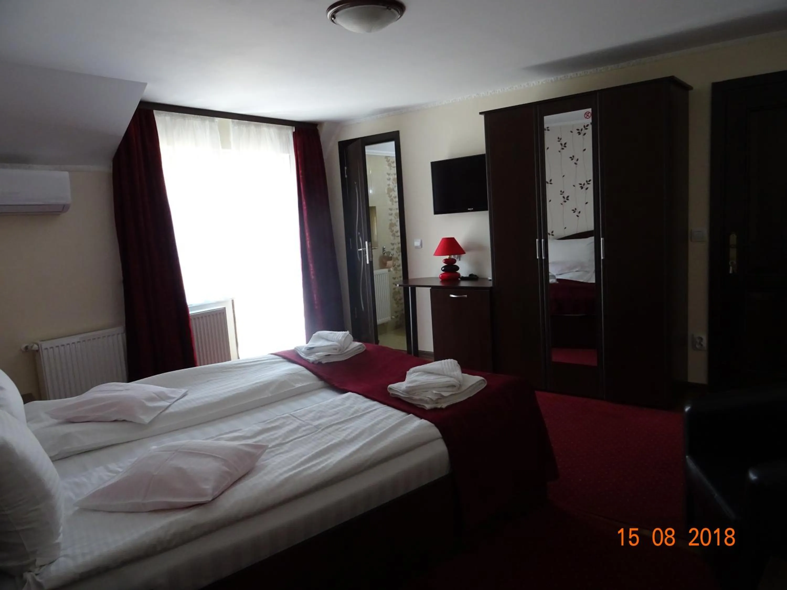 Photo of the whole room, Bed in Pensiunea Magnolia