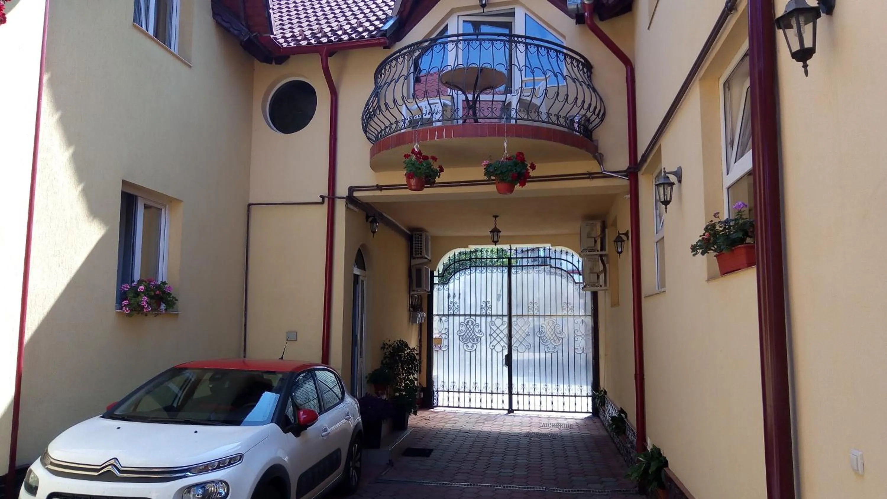 Facade/entrance in Pensiunea Magnolia